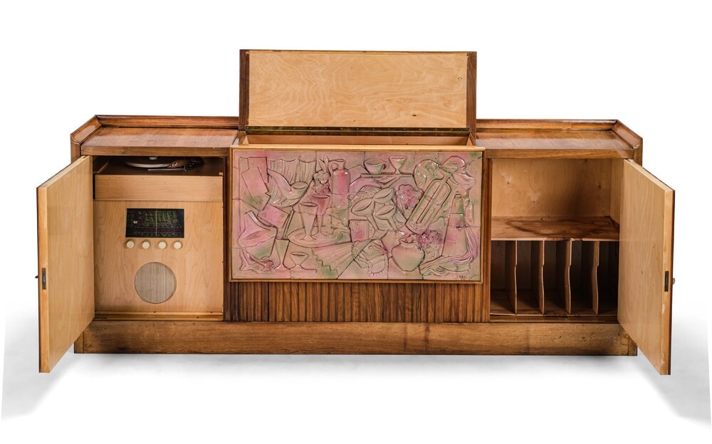 Mobile bar in legno con pannelli frontali in ceramica smaltata, stile italiano (circa 1950)