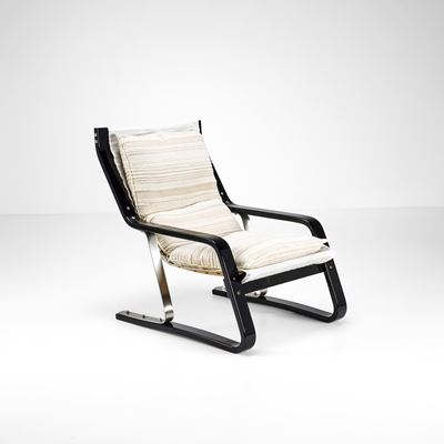 Poltrona in legno con rivestimento in tessuto e inserti in metallo, produzione italiana (circa 19...