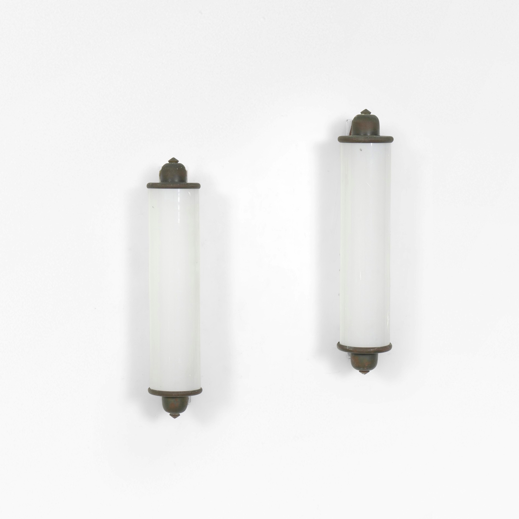 Lampade da parete, due elementi, metallo e vetro opalino