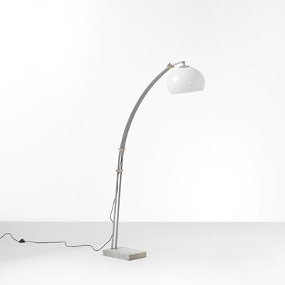 Lampada da terra ad arco, metallo cromato e marmo con dettagli in plexiglass e perspex