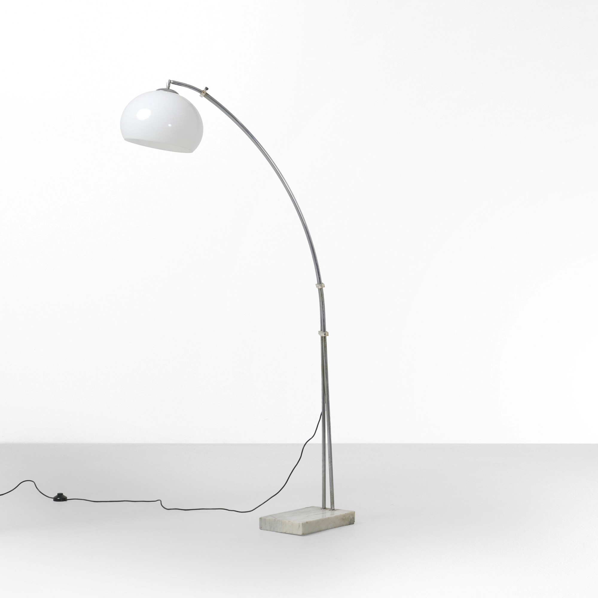 Lampada da terra ad arco, metallo cromato e marmo con dettagli in plexiglass e perspex
