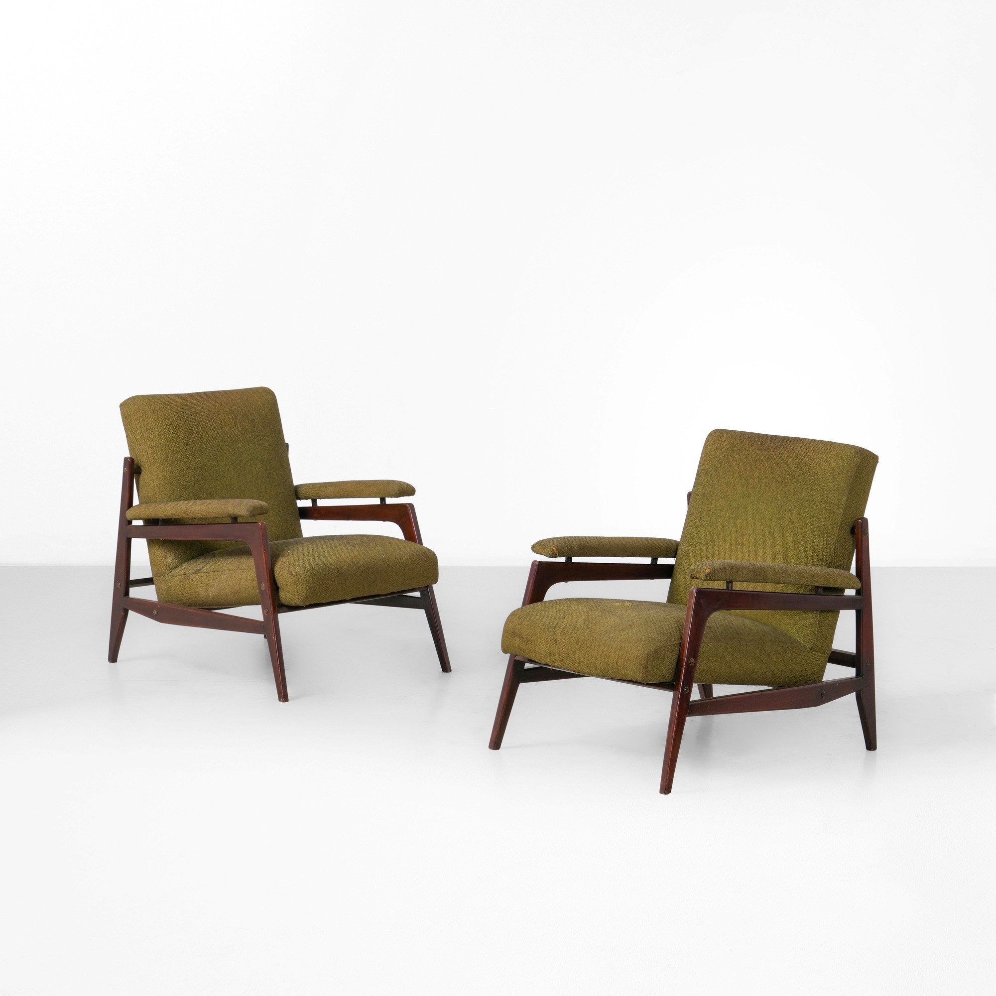 Italia, Due poltrone in stile industriale (circa 1950), struttura in legno rivestita in tessuto