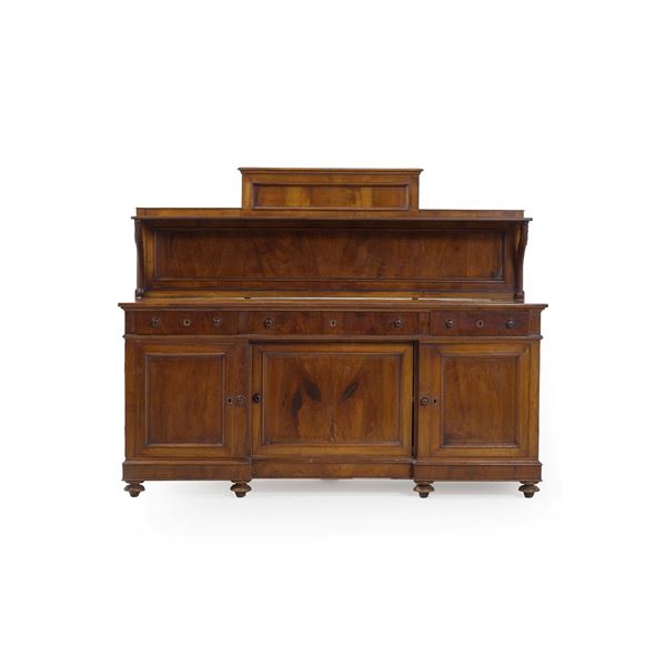 Credenza con alzata in noce. Fine XIX secolo