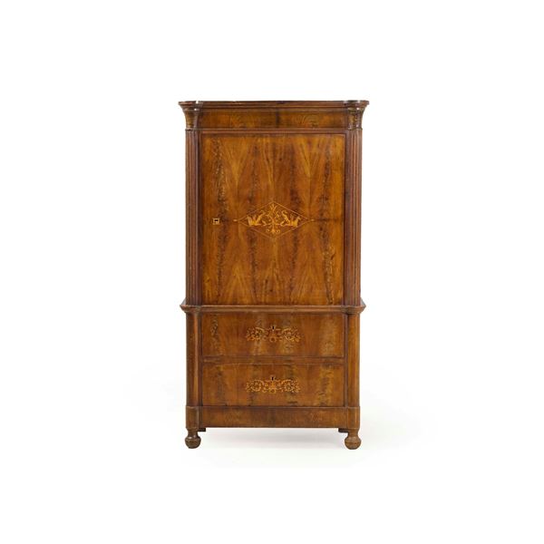 Armadio con cassetti in noce intarsiato in legno chiaro, 1830 ca.