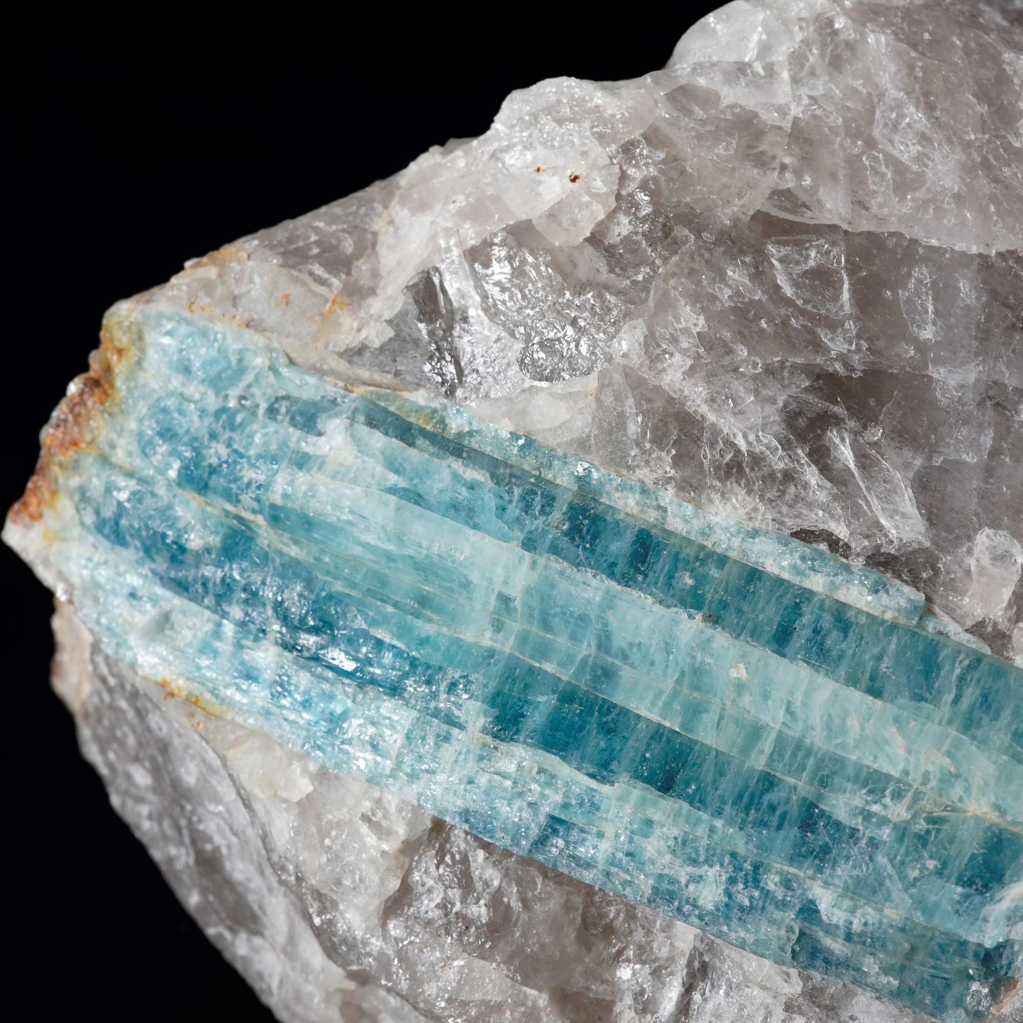 Tormalina elbaitica, varietà blu-azzurra (Indicolite)