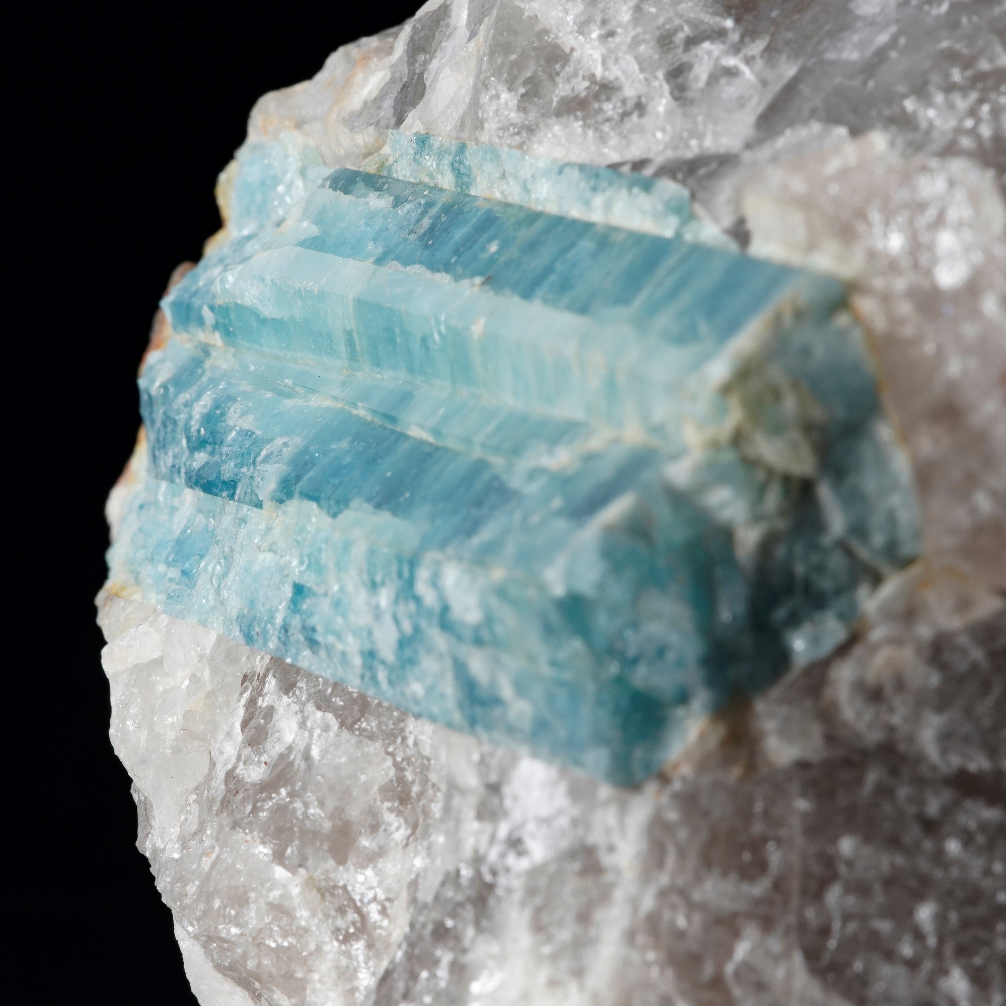 Tormalina elbaitica, varietà blu-azzurra (Indicolite)