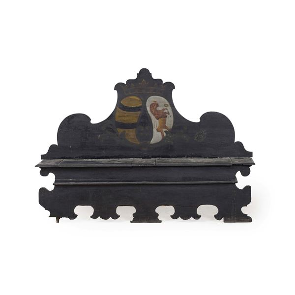 Cassapanca in legno parzialmente laccato. XVIII secolo