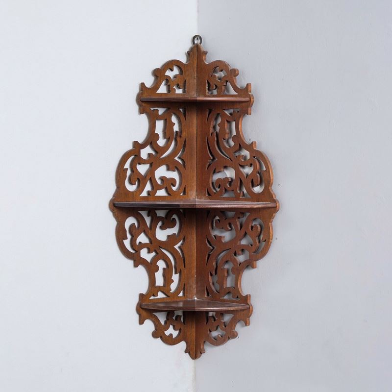 Etagère da angolo pensile a tre ripiani in noce, secolo XIX  - Auction Antiques - Cambi Casa d'Aste