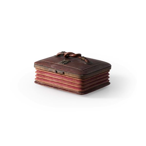 Astuccio in pelle con presa a nodo, monogramma e corona in metallo, secolo XIX