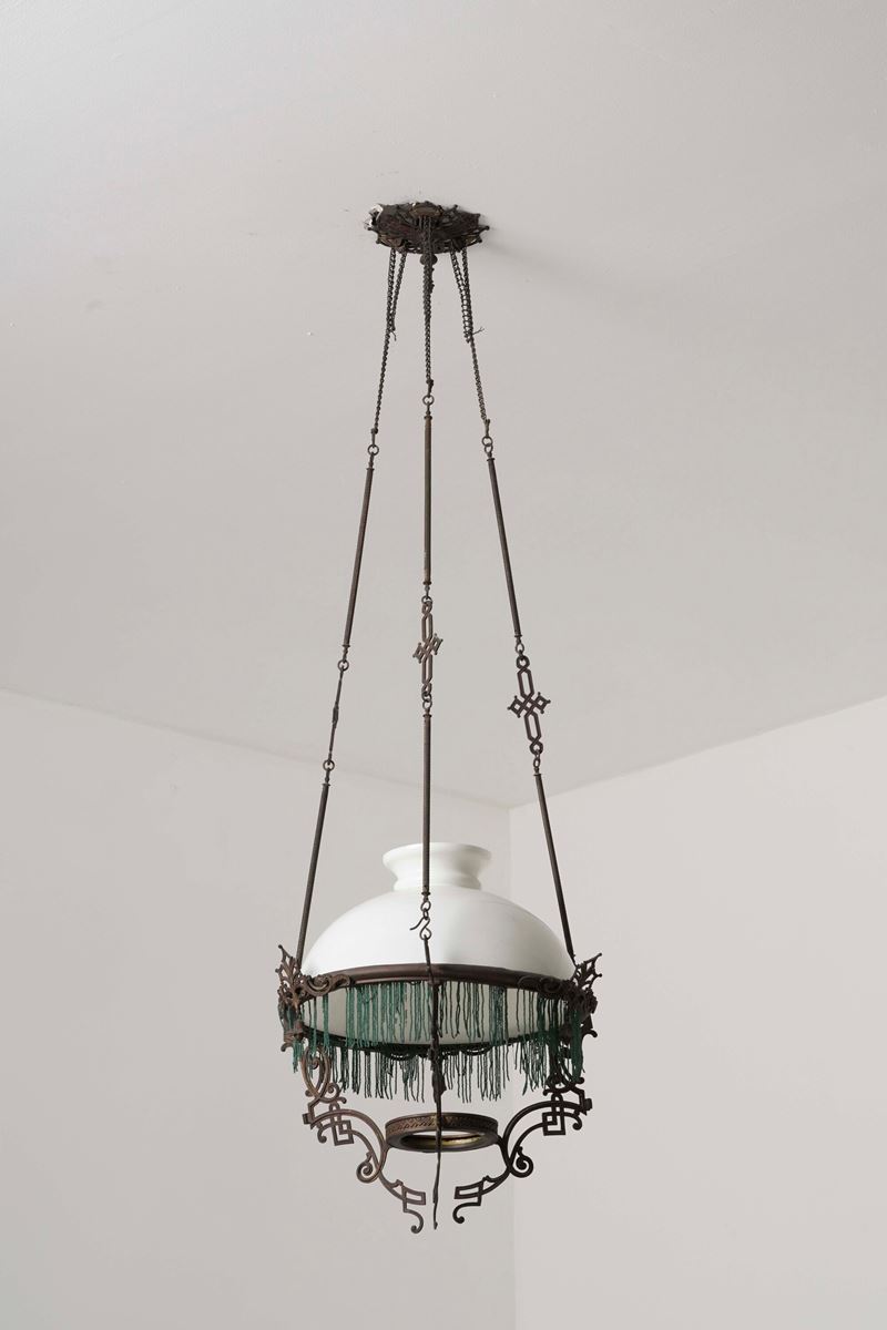 Lampada a petrolio da soffitto montata a luce elettrica  - Auction Antiques - Cambi Casa d'Aste