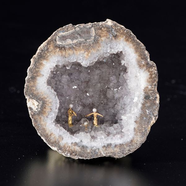 Geode di quarzo con piccole figure in metallo dorato o oro (?) raffiguranti la Natività, all'interno