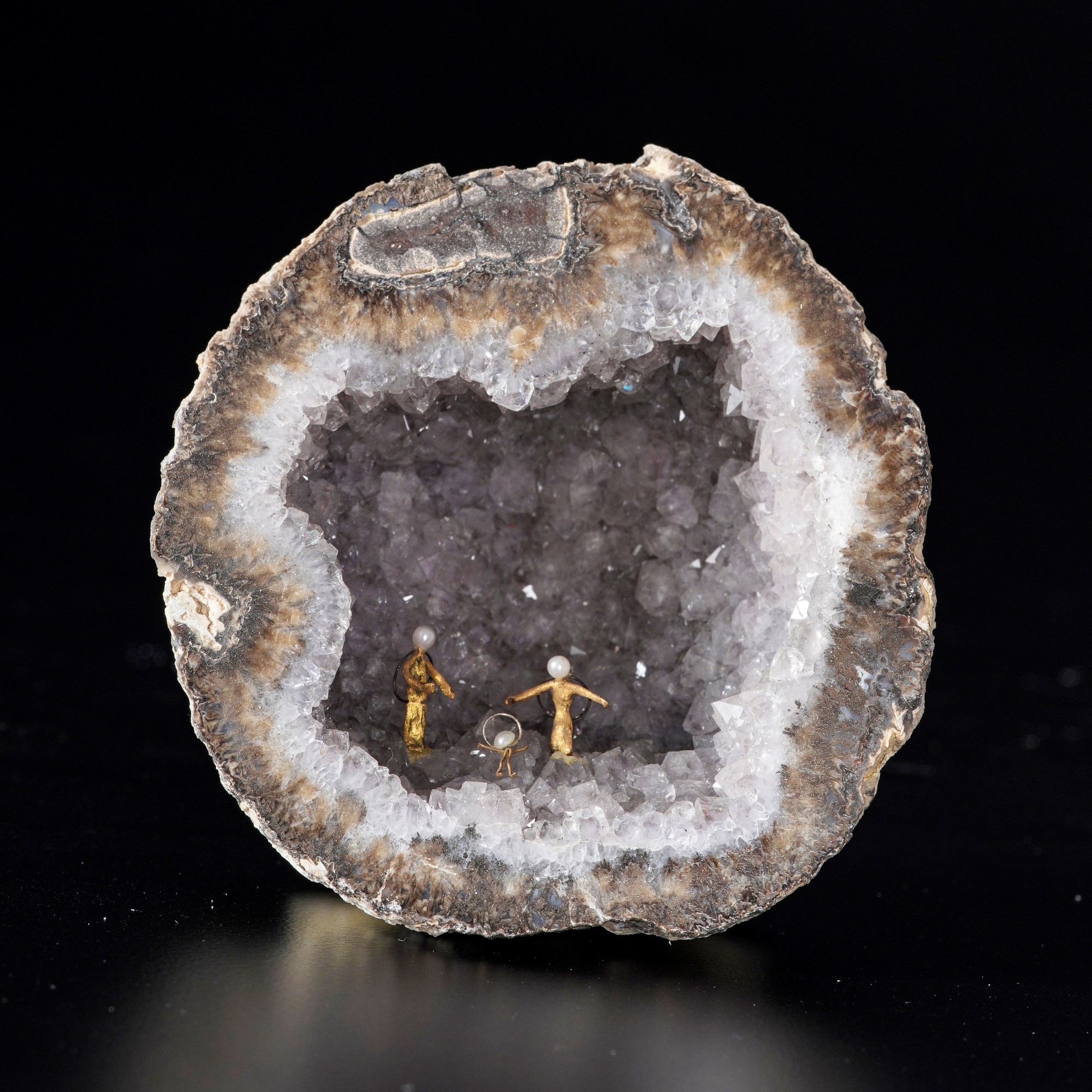 Geode di quarzo con figure della Natività in metallo dorato, aggregato policristallino (SiO₂)