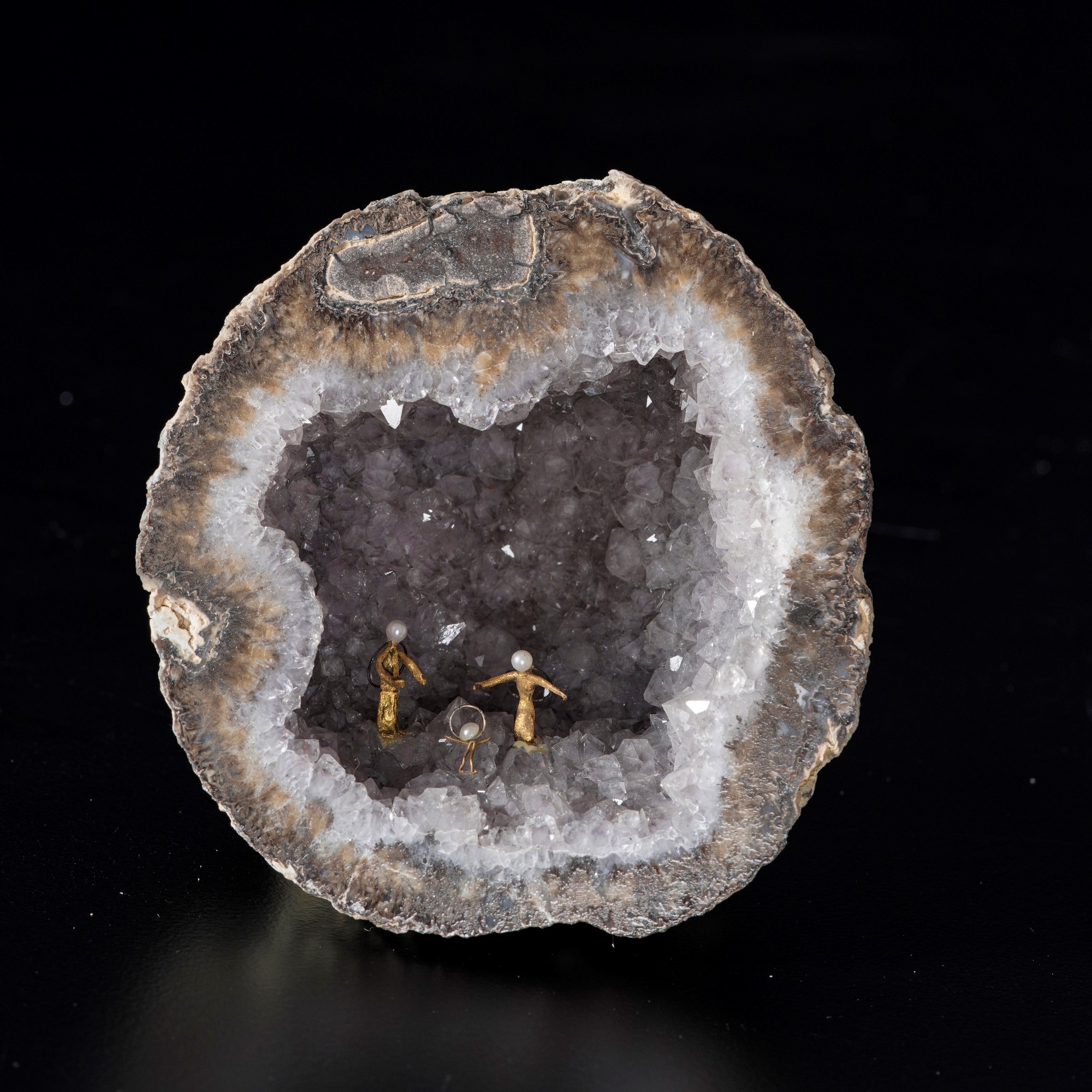 Geode di quarzo con figure della Natività in metallo dorato, aggregato policristallino (SiO₂)