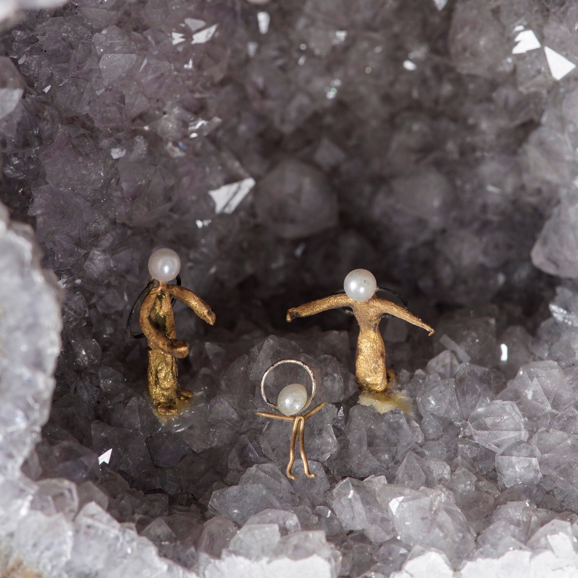 Geode di quarzo con figure della Natività in metallo dorato, aggregato policristallino (SiO₂)
