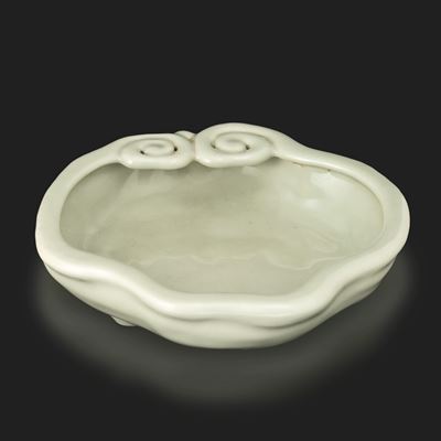 Cina, Dinastia Qing (Qianlong 1736-1796), Sciacquapennelli in porcellana Celadon con invetriatura...