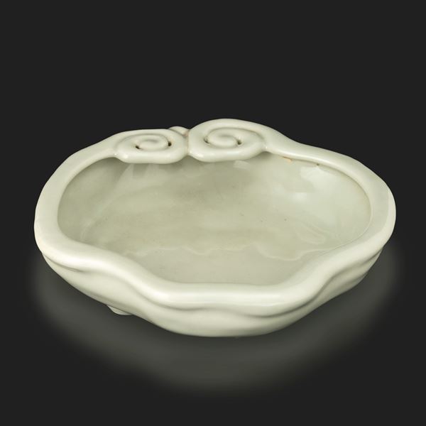 Rarissimo sciacquapennelli in porcellana Celadon a forma di testa di Ruyi, Cina, Dinastia Qing, marca e del periodo Qianlong (1736-1796)