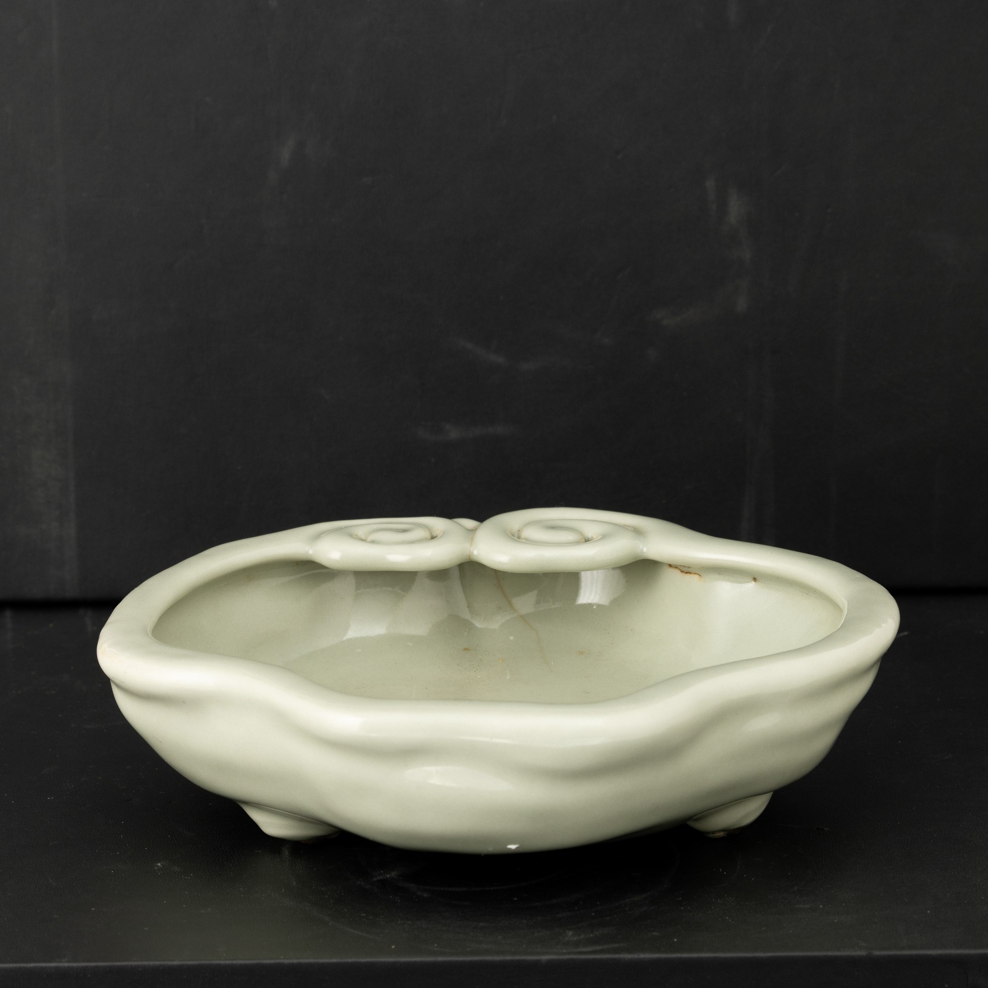 Cina, Dinastia Qing (Qianlong 1736-1796), Sciacquapennelli in porcellana Celadon con invetriatura...