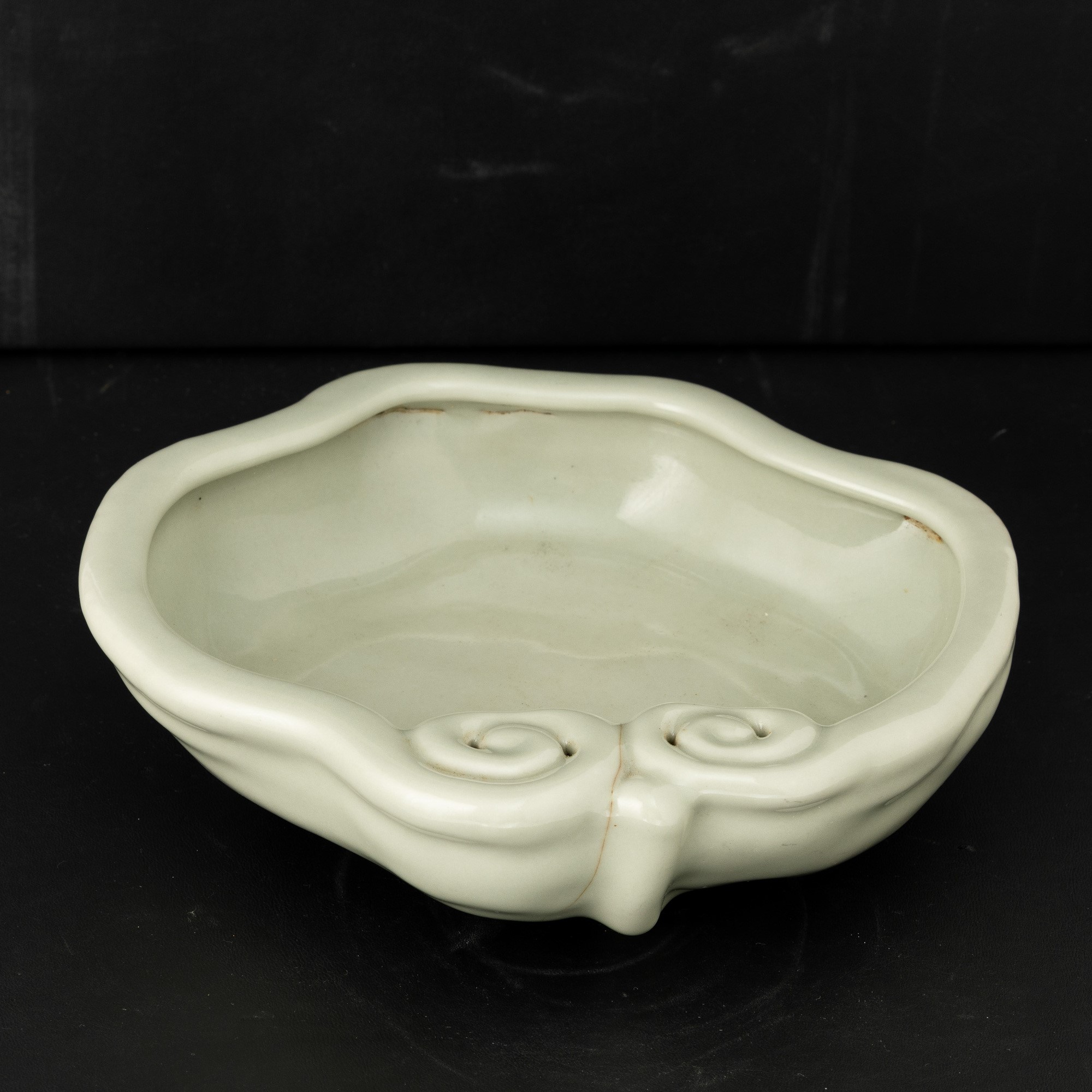 Cina, Dinastia Qing (Qianlong 1736-1796), Sciacquapennelli in porcellana Celadon con invetriatura...