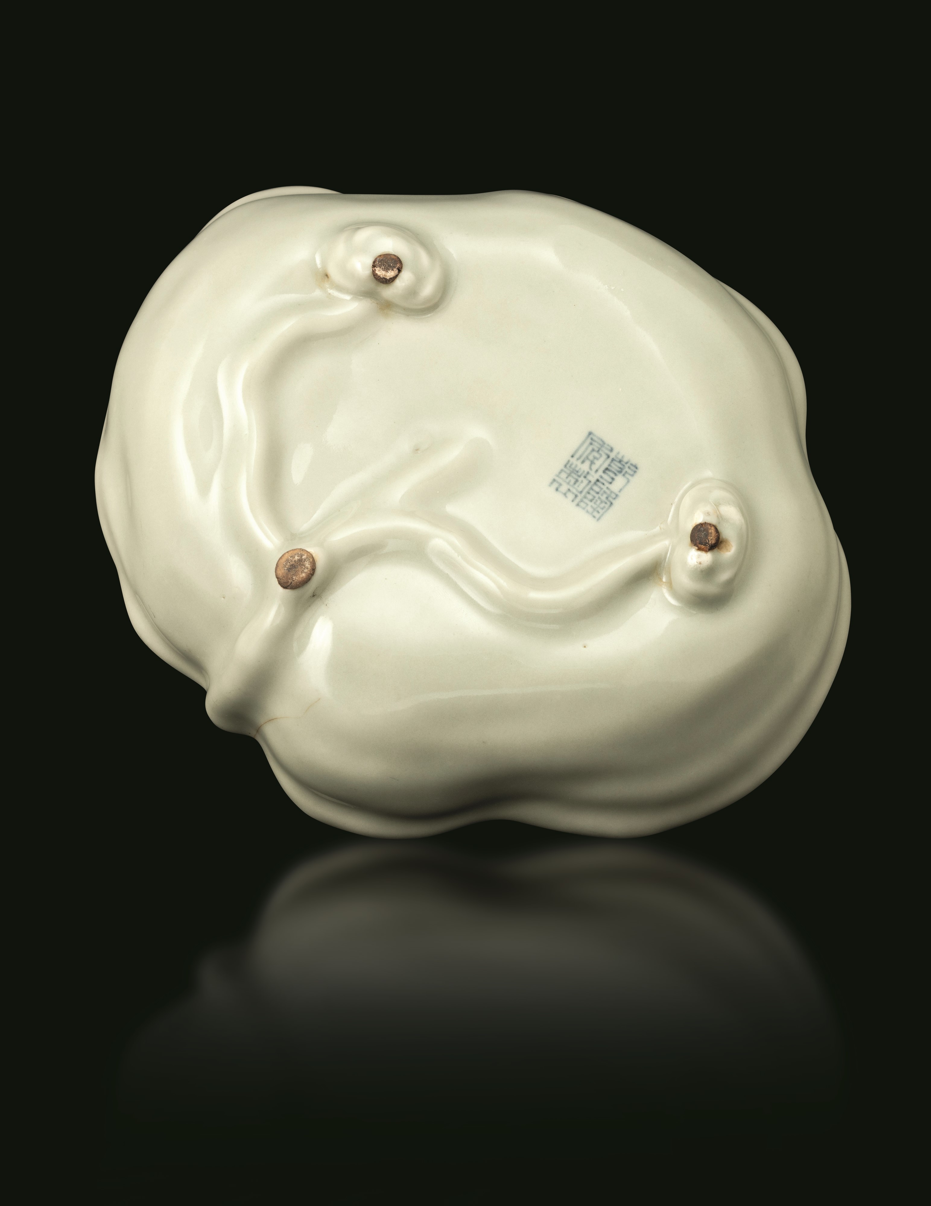 Cina, Dinastia Qing (Qianlong 1736-1796), Sciacquapennelli in porcellana Celadon con invetriatura...