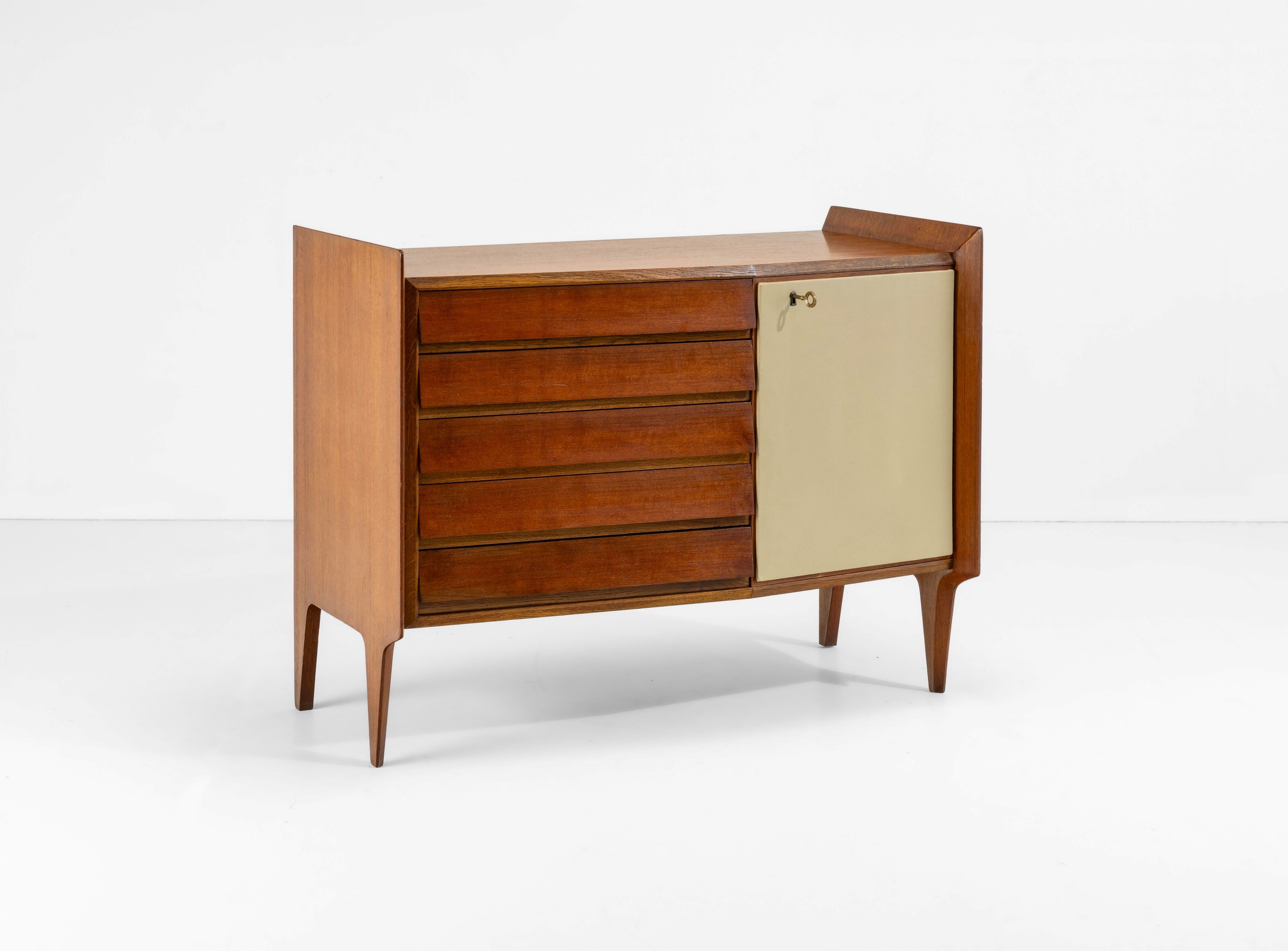 Gio Ponti - Mobile contenitore con cassettiera, anta in legno laccato e piani in cristallo molato