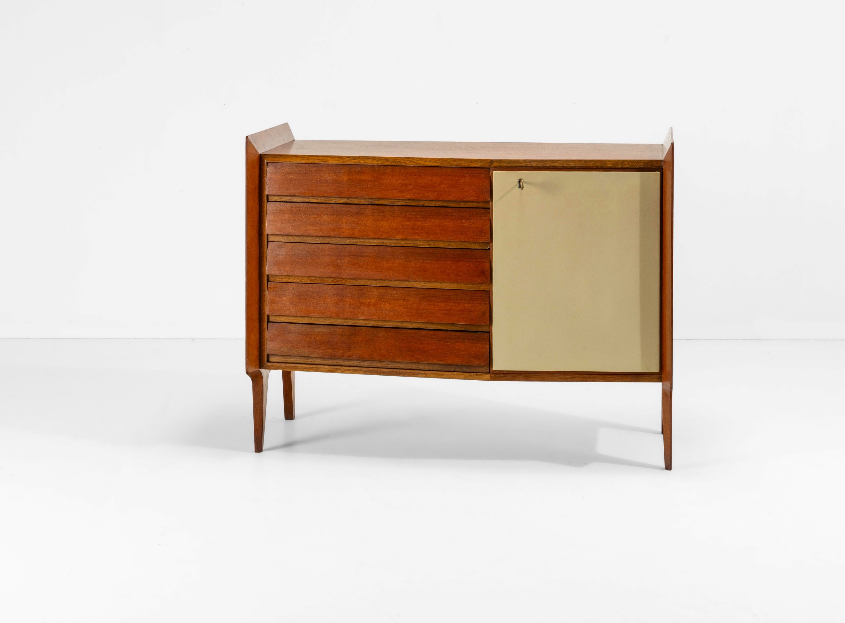 Gio Ponti - Mobile contenitore con cassettiera, anta in legno laccato e piani in cristallo molato