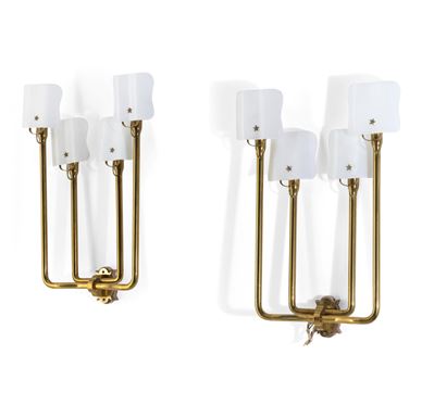 Due lampade da parete mod. 1268A in ottone con diffusori in vetro opalino