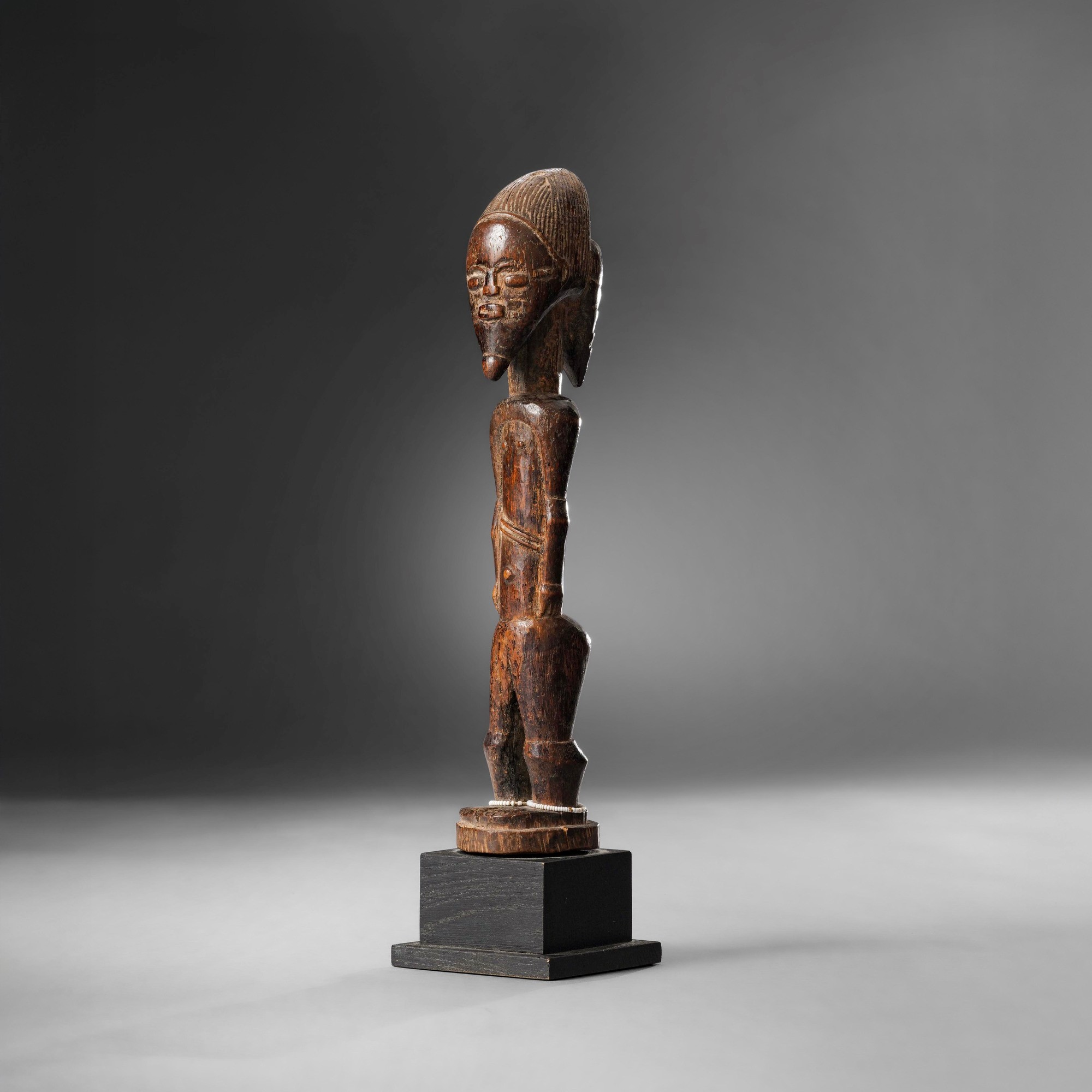 Baoulé, Statua in legno a patina scura con perline, inizio XX secolo