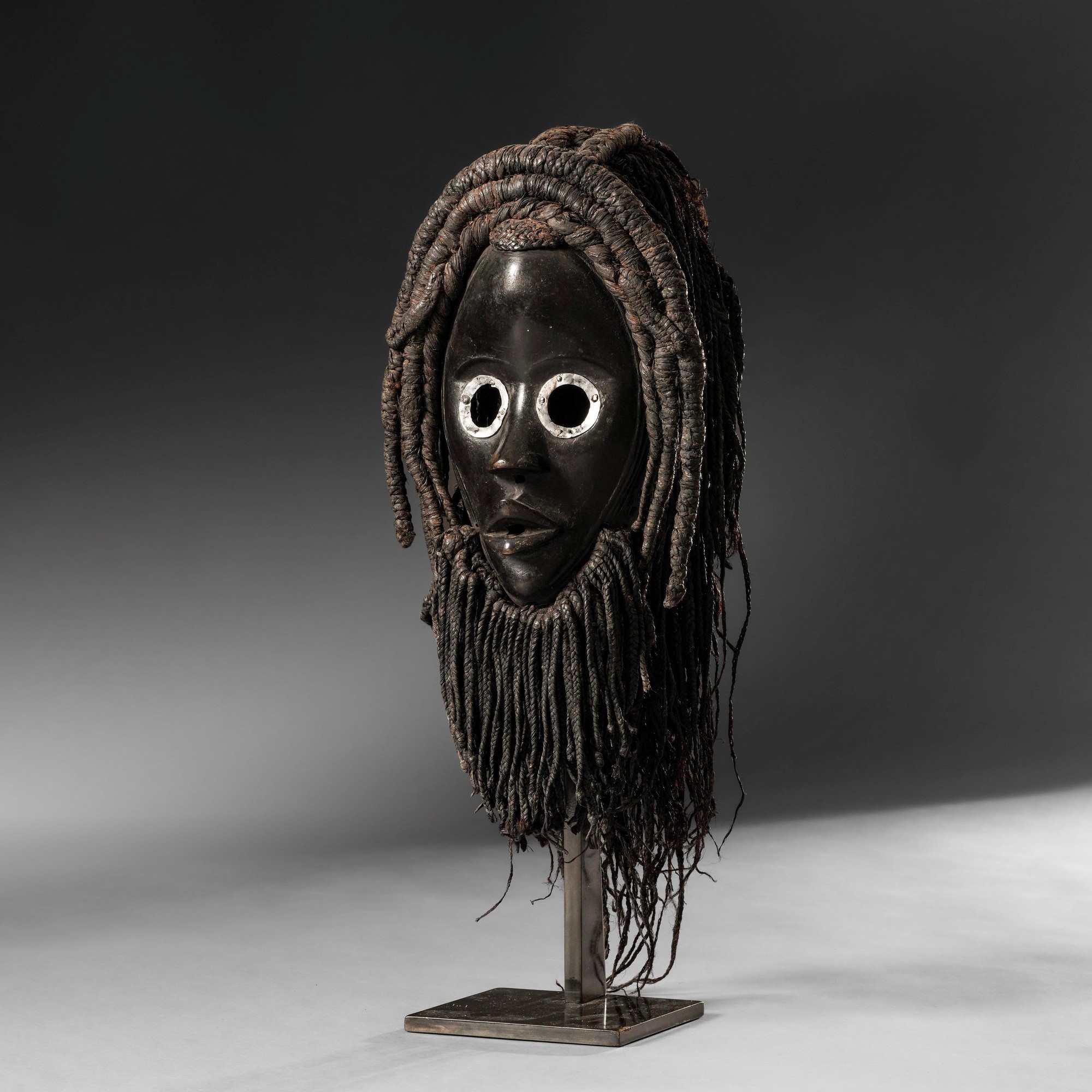 Dan, Maschera in Costa d’Avorio (legno a patina nera, metallo e fibre vegetali), inizio XX secolo