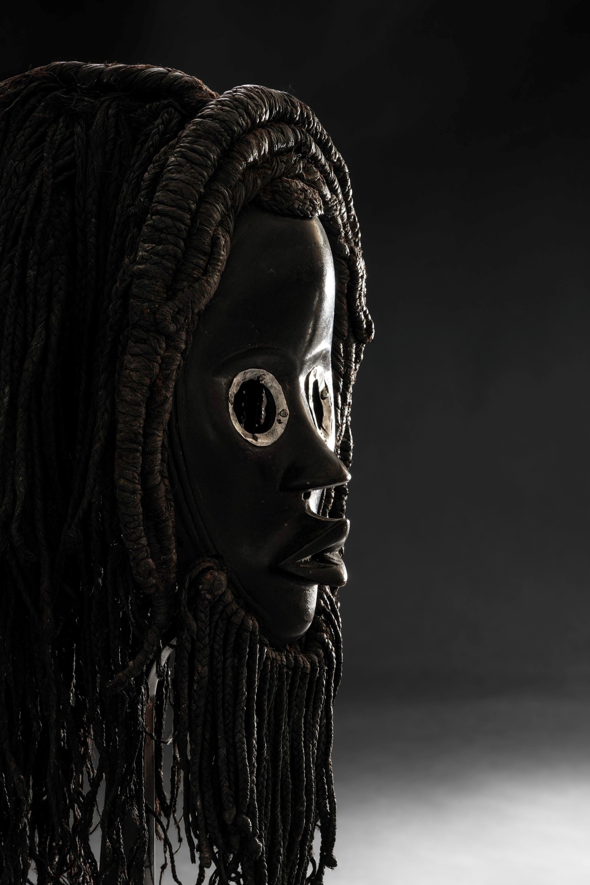 Dan, Maschera in Costa d’Avorio (legno a patina nera, metallo e fibre vegetali), inizio XX secolo