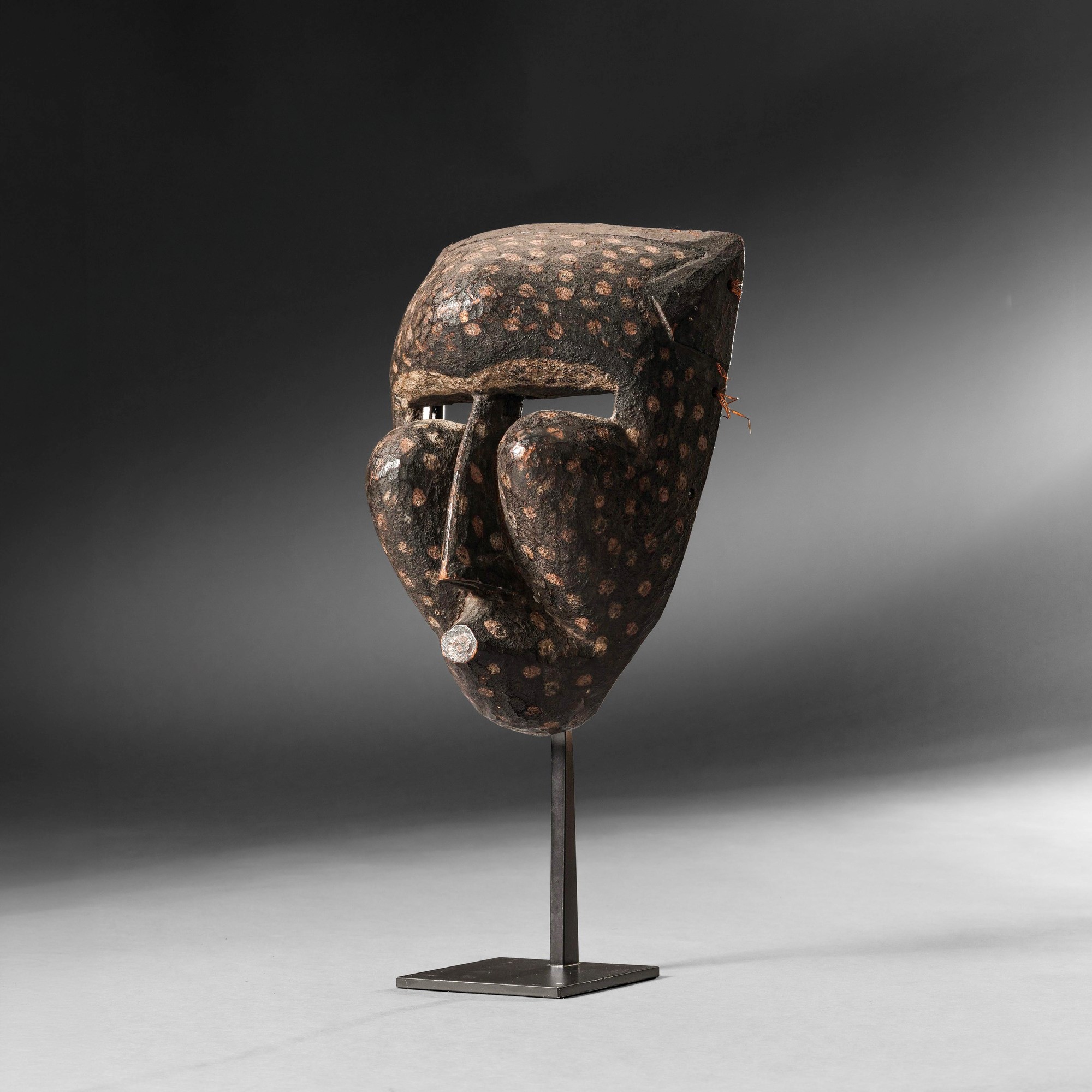 Kuba (Repubblica Democratica del Congo), Maschera, legno scolpito con pigmenti, inizio XX secolo