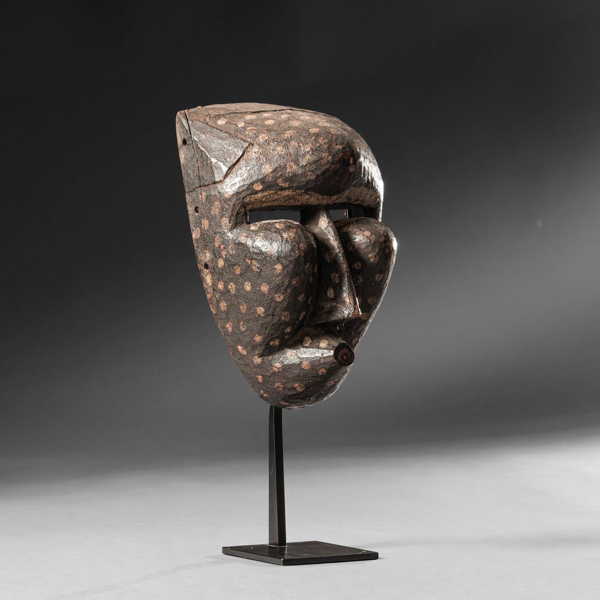 Kuba (Repubblica Democratica del Congo), Maschera, legno scolpito con pigmenti, inizio XX secolo