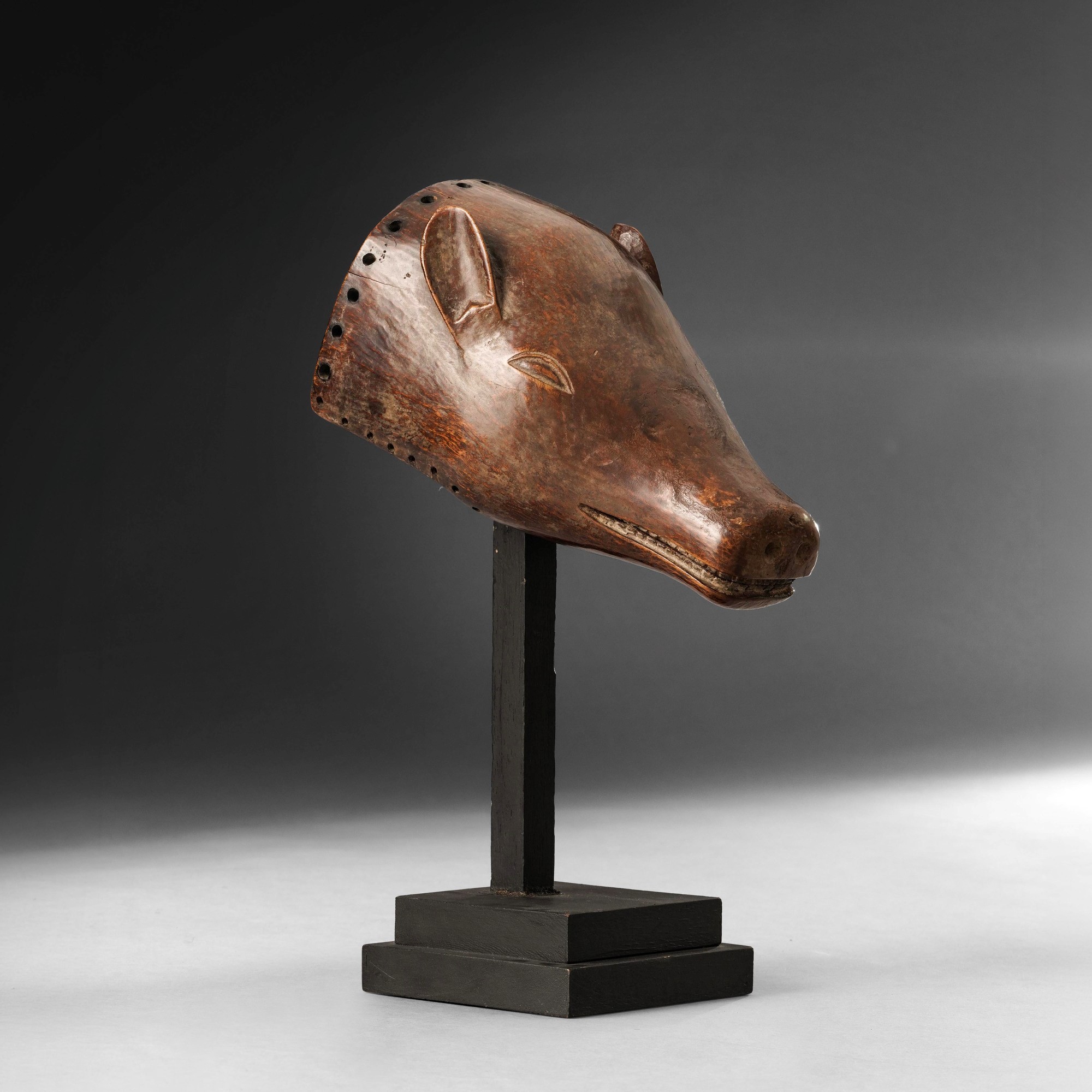 Chokwe, Maschera mukushi wa ngulu in legno