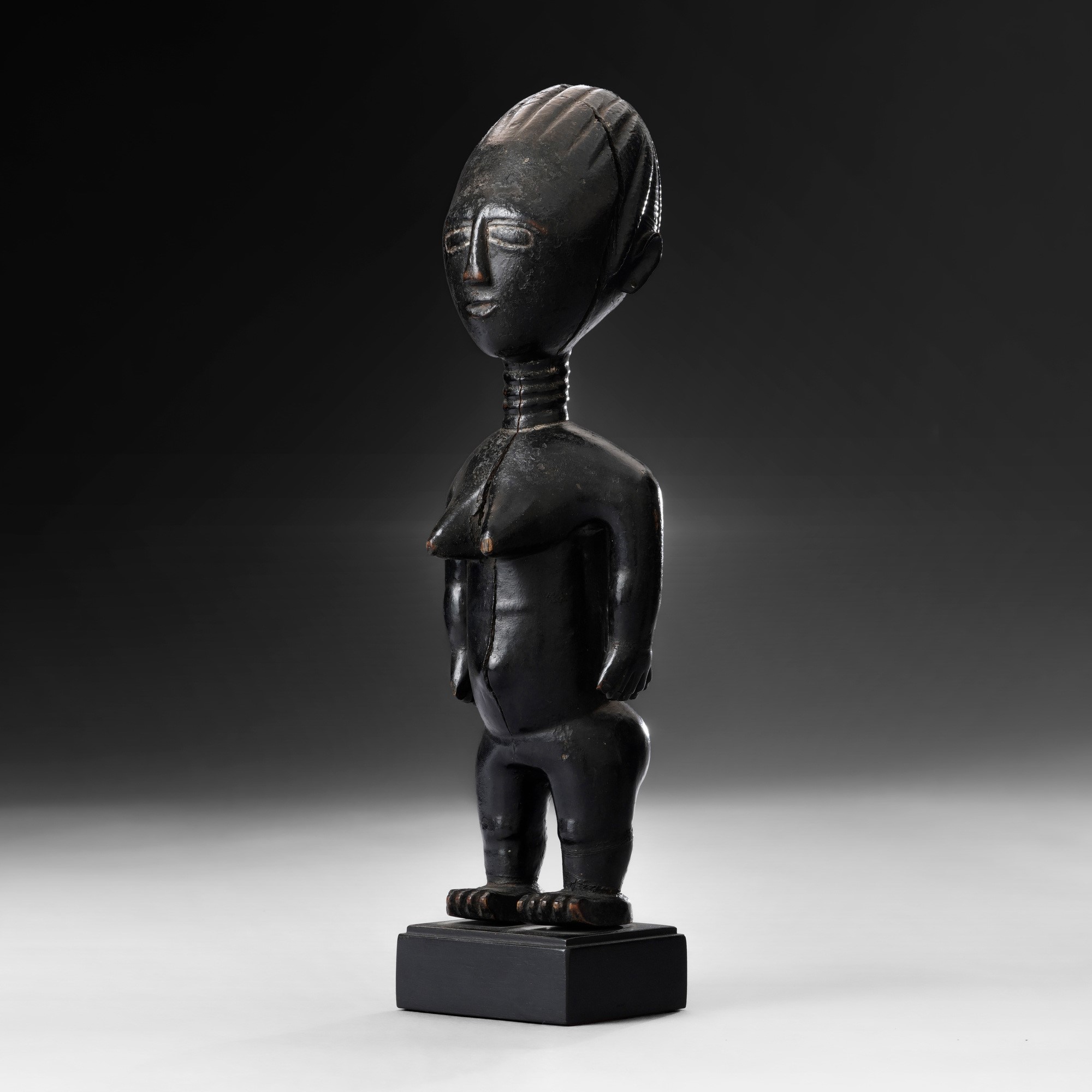Akan (Ghana/Costa d’Avorio), Statua in legno a patina nera