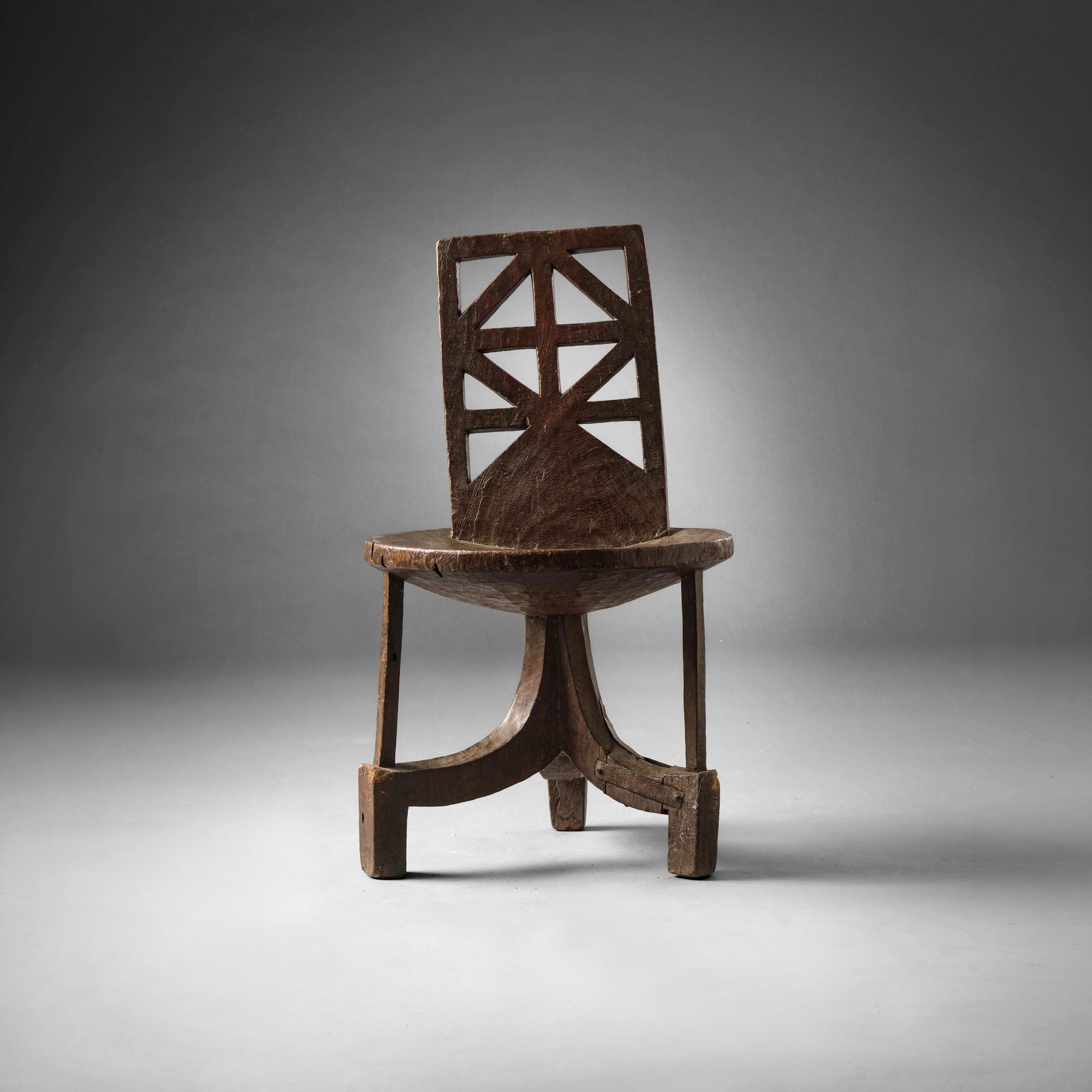 Sedia, Jimma (Etiopia), legno a patina scura e metallo, XIX-XX secolo