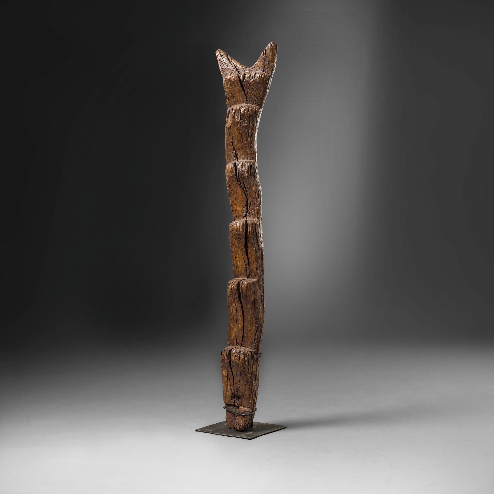 Dogon (Mali), Figura in legno a patina scura