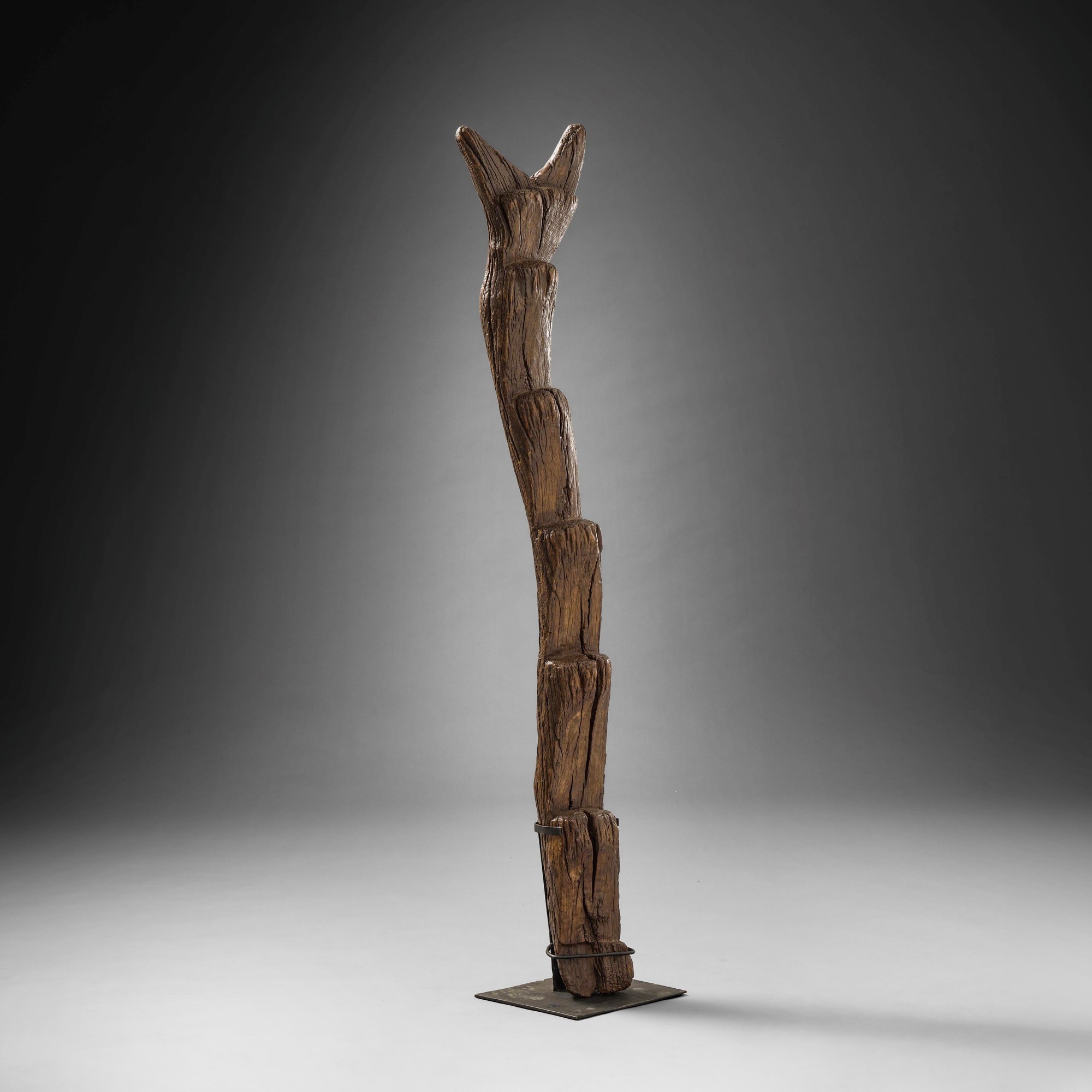 Dogon (Mali), Figura in legno a patina scura