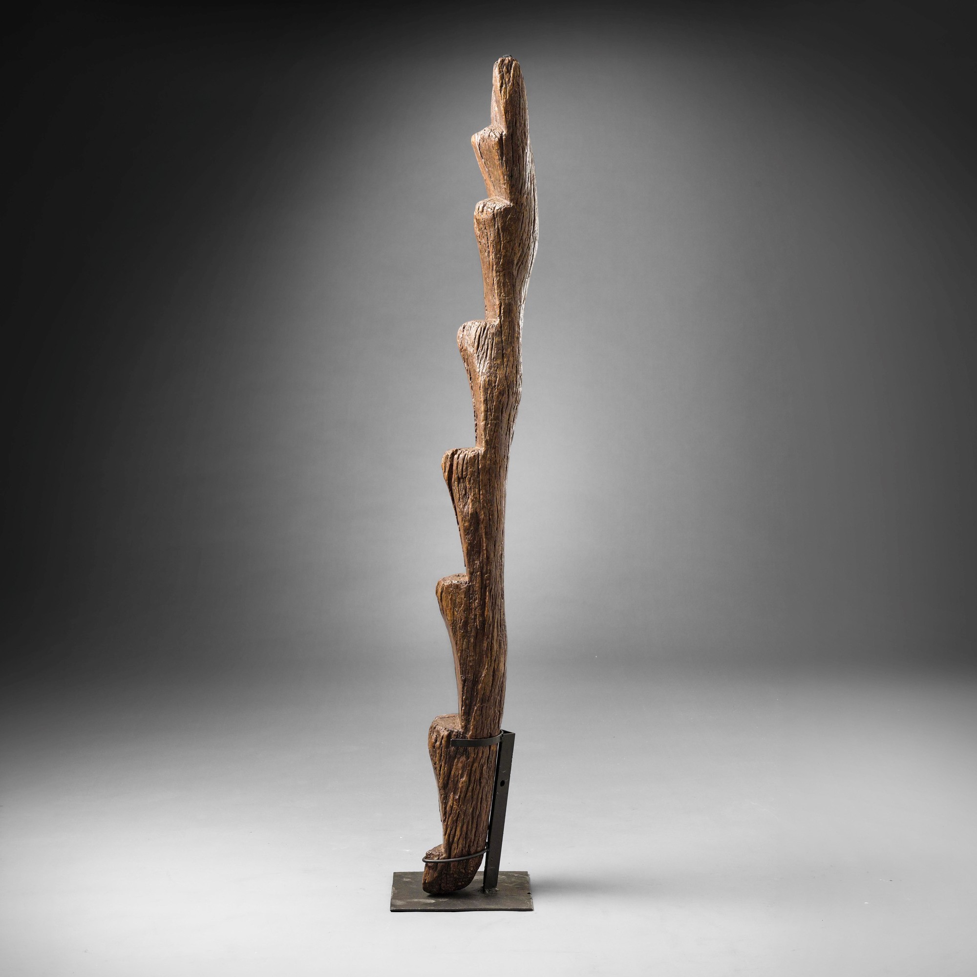 Dogon (Mali), Figura in legno a patina scura