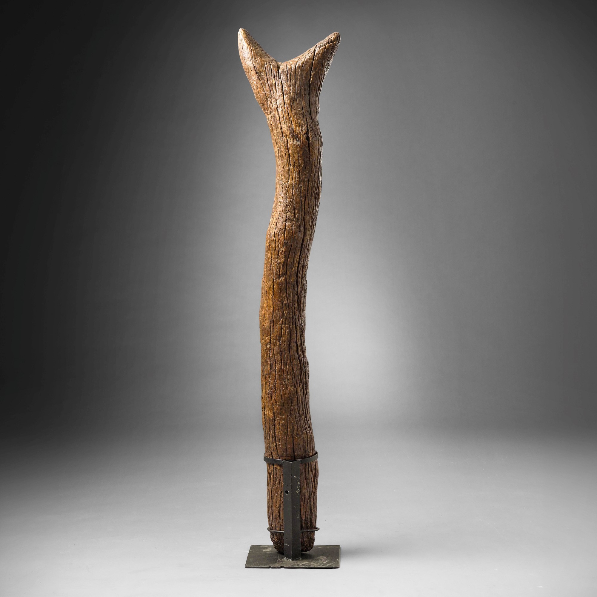 Dogon (Mali), Figura in legno a patina scura