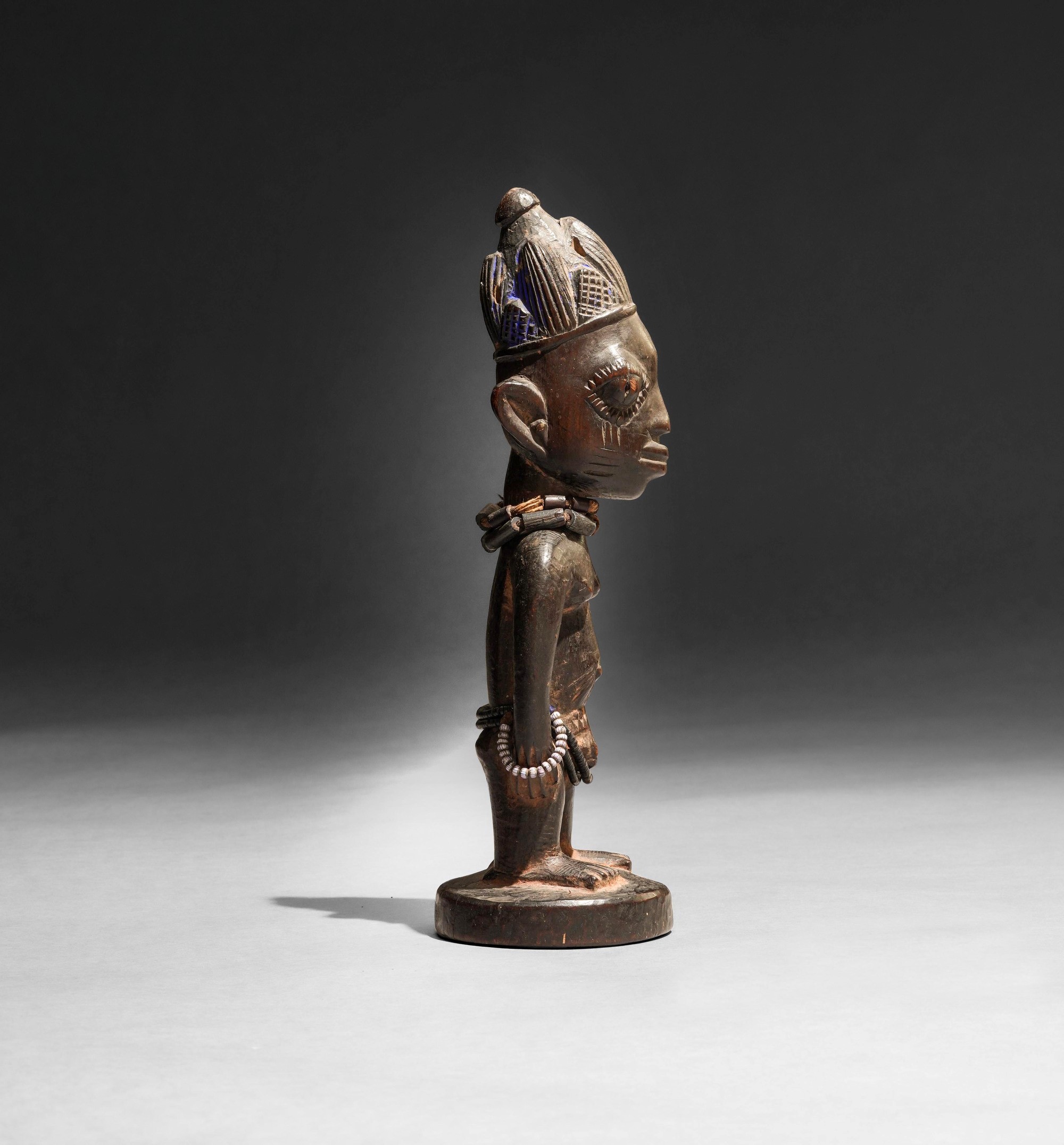 Yoruba, Nigeria, Statua Ibedji in legno a patina scura