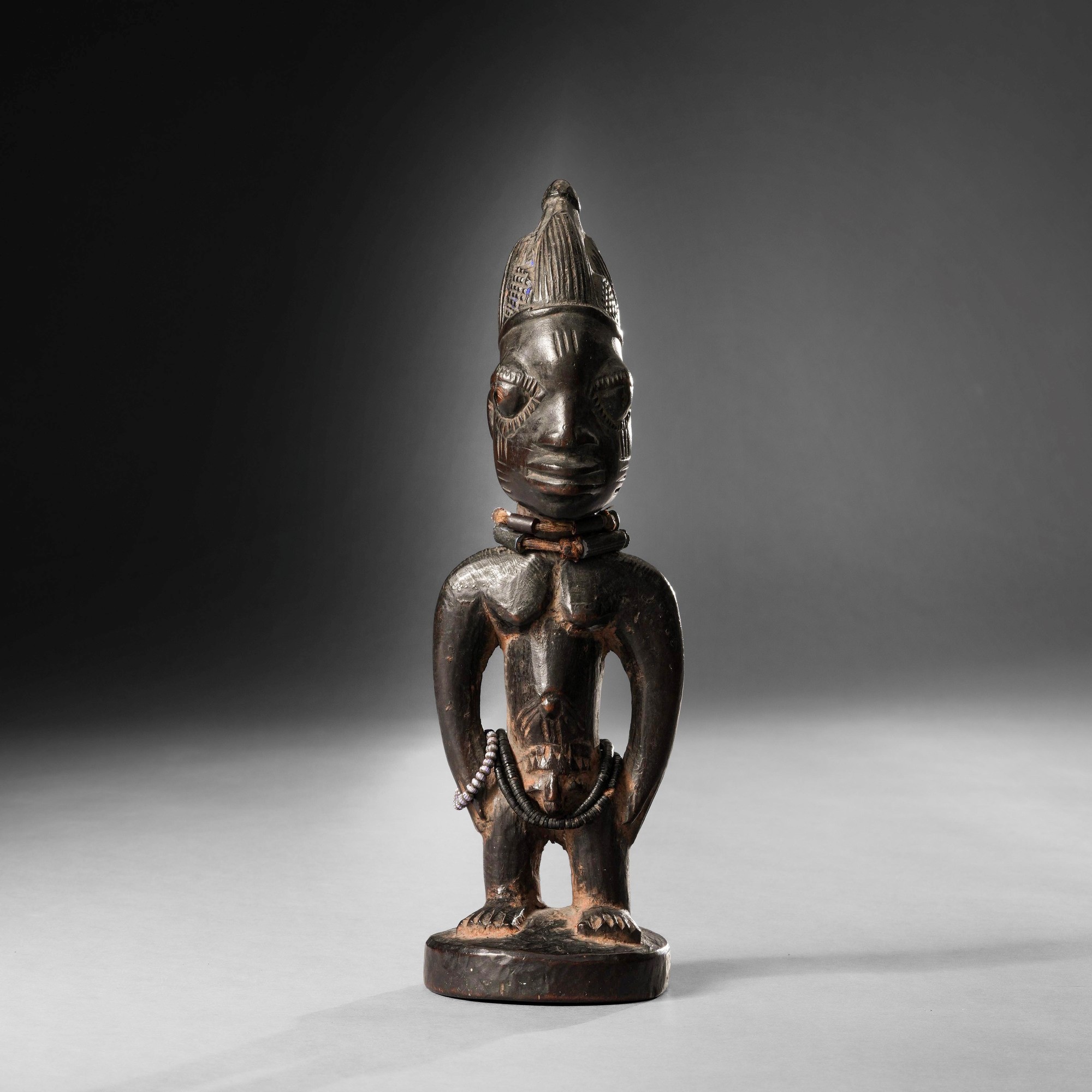 Yoruba, Nigeria, Statua Ibedji in legno a patina scura