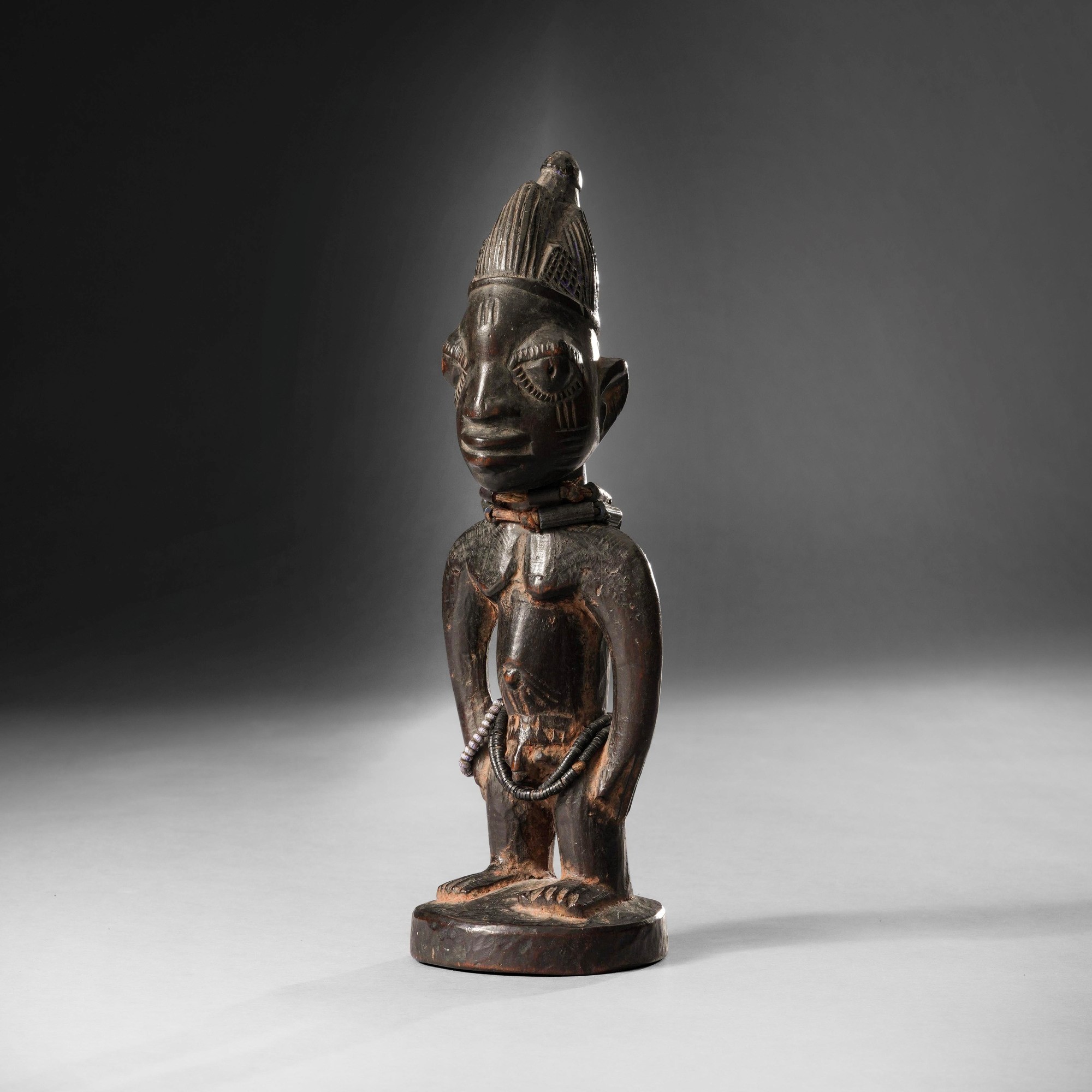 Yoruba, Nigeria, Statua Ibedji in legno a patina scura