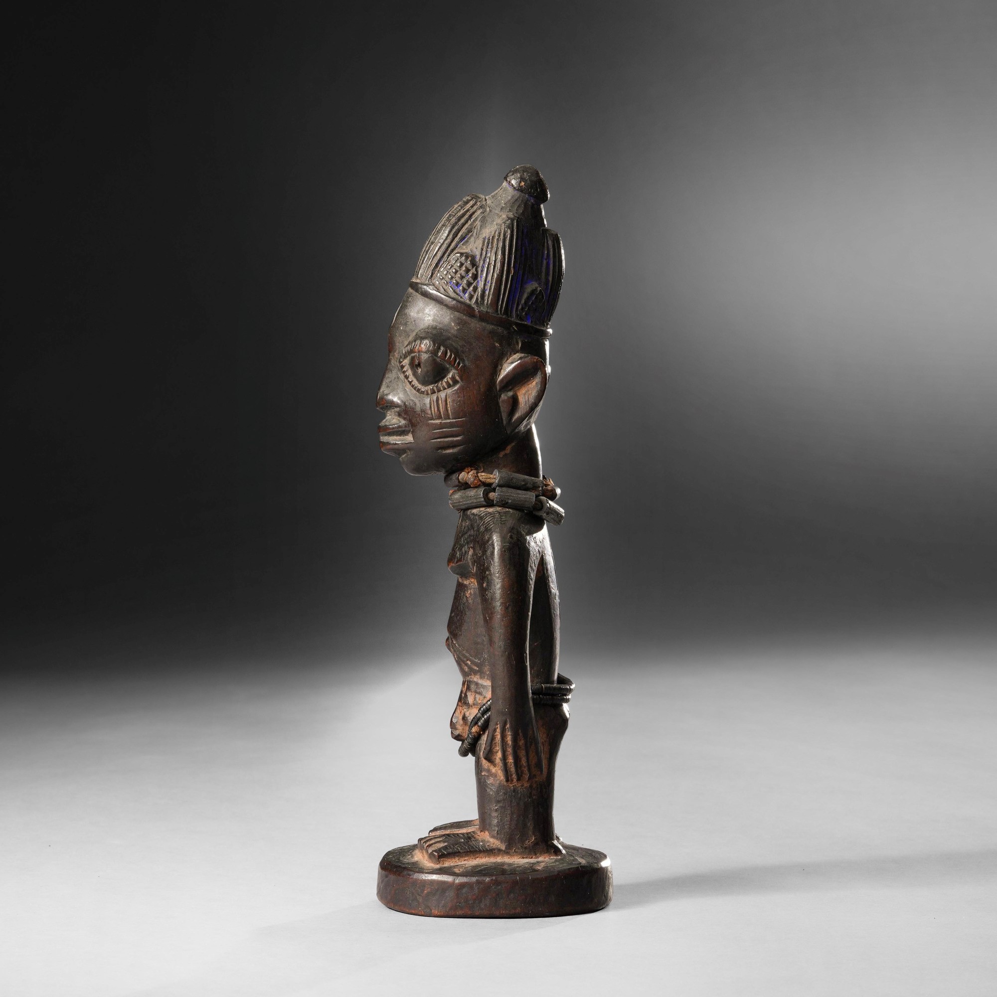 Yoruba, Nigeria, Statua Ibedji in legno a patina scura