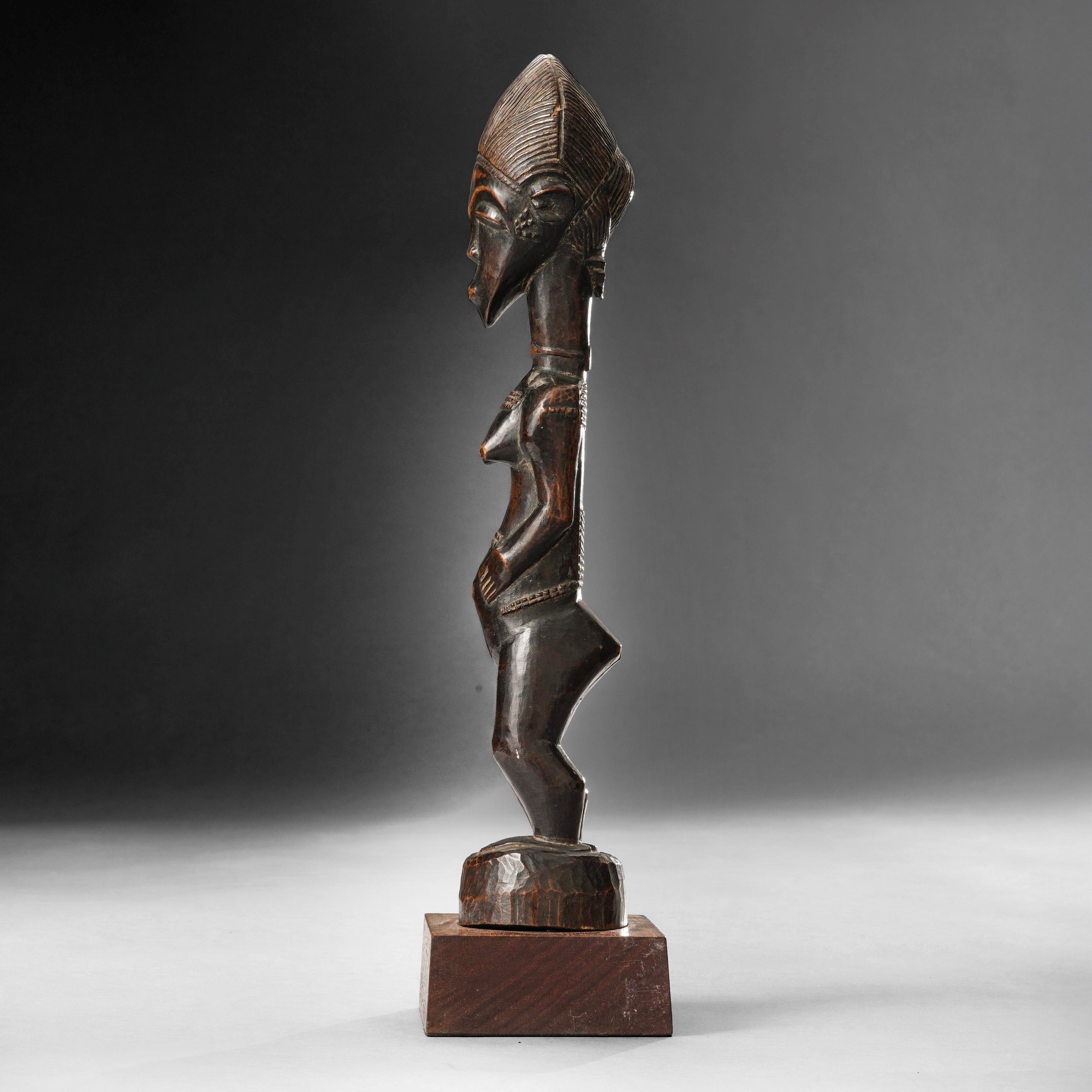 Baoulé, Statua in legno a patina scura (Costa d’Avorio), inizio XX secolo