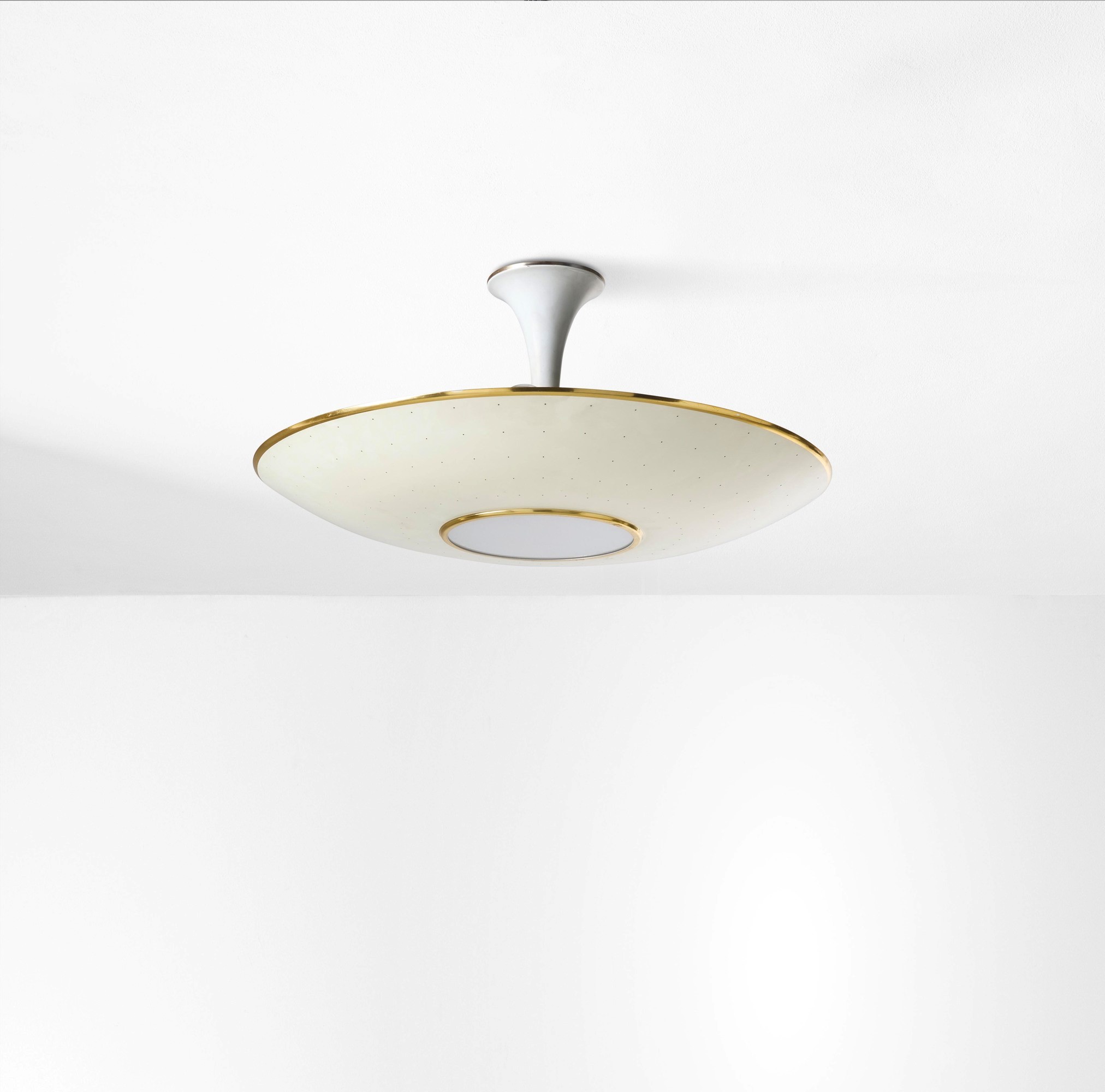 Lampada a sospensione, struttura in alluminio laccato e ottone, diffusore in vetro opalino (produ...