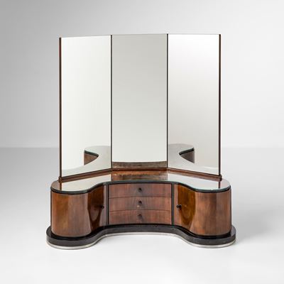 Coiffeuse con specchiera ad ali mobili, struttura in legno laccato e cristallo specchiato (Italia...