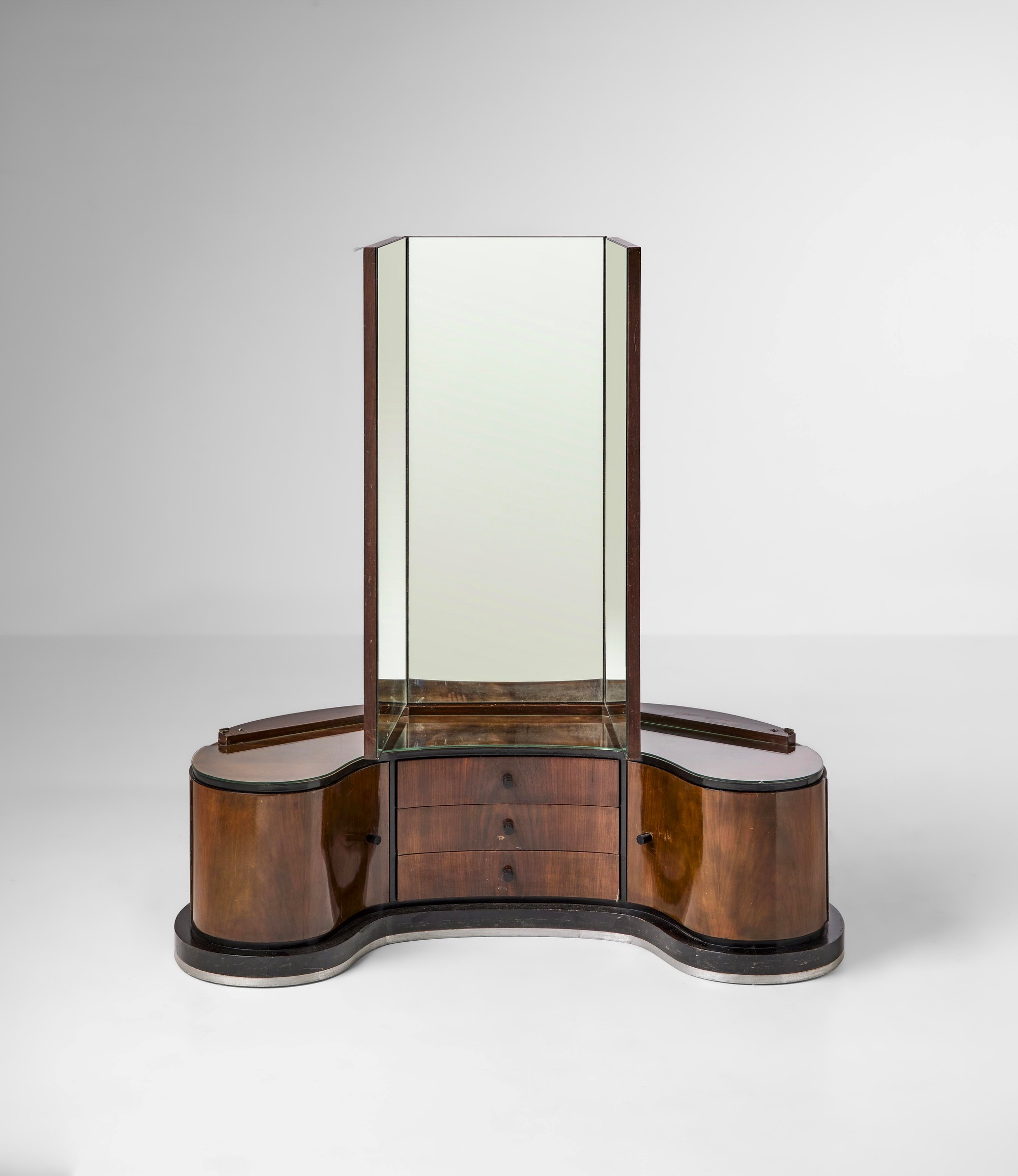 Coiffeuse con specchiera ad ali mobili, struttura in legno laccato e cristallo specchiato (Italia...