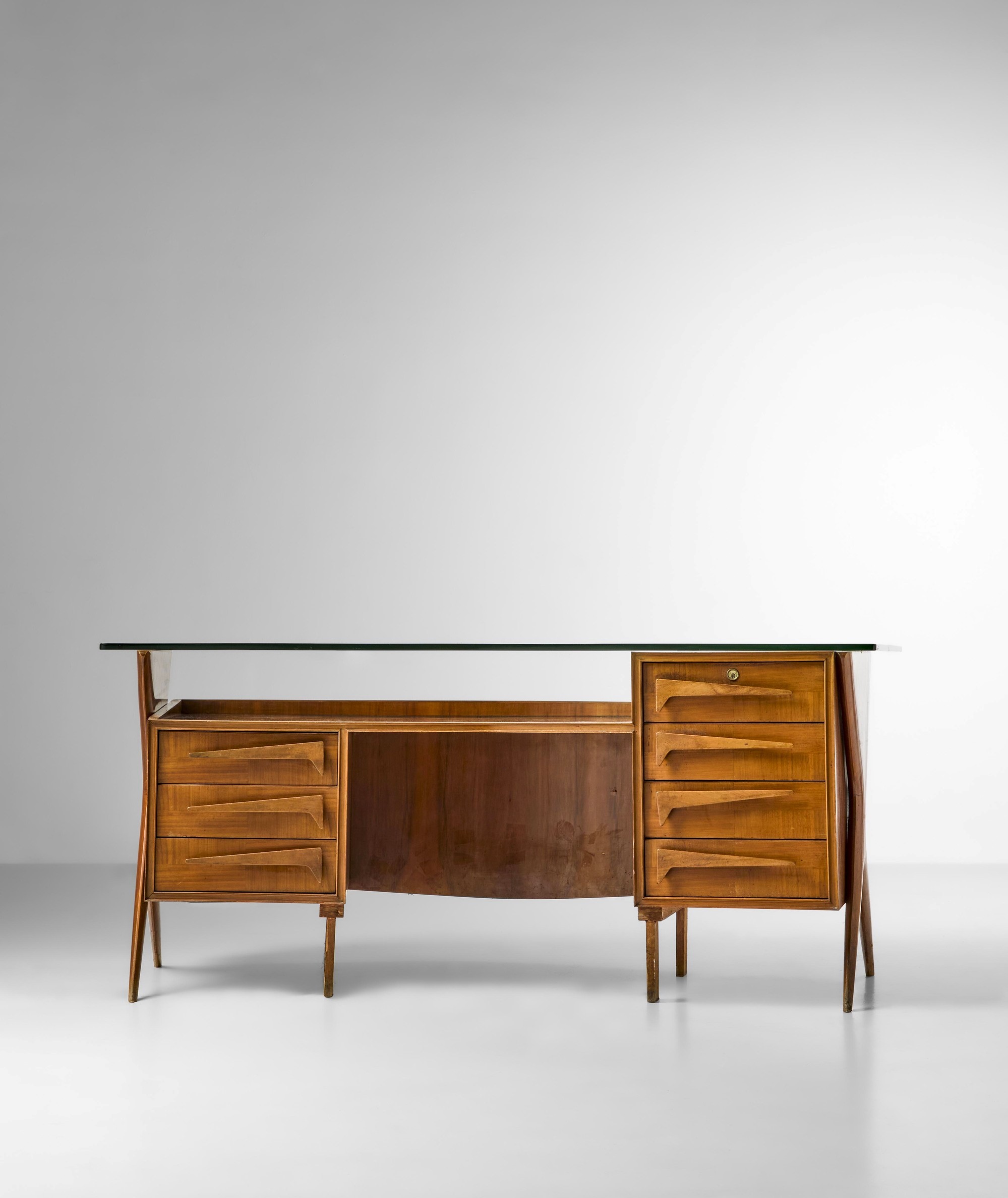 Dassi - Scrivania in legno con piano in cristallo molato (produzione italiana, ca. 1950)