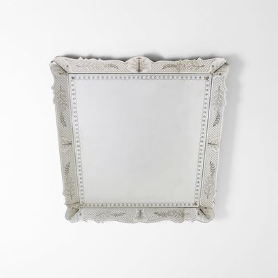 Specchiera da parete in legno con cornice in cristallo decorato a getto di sabbia e argentato