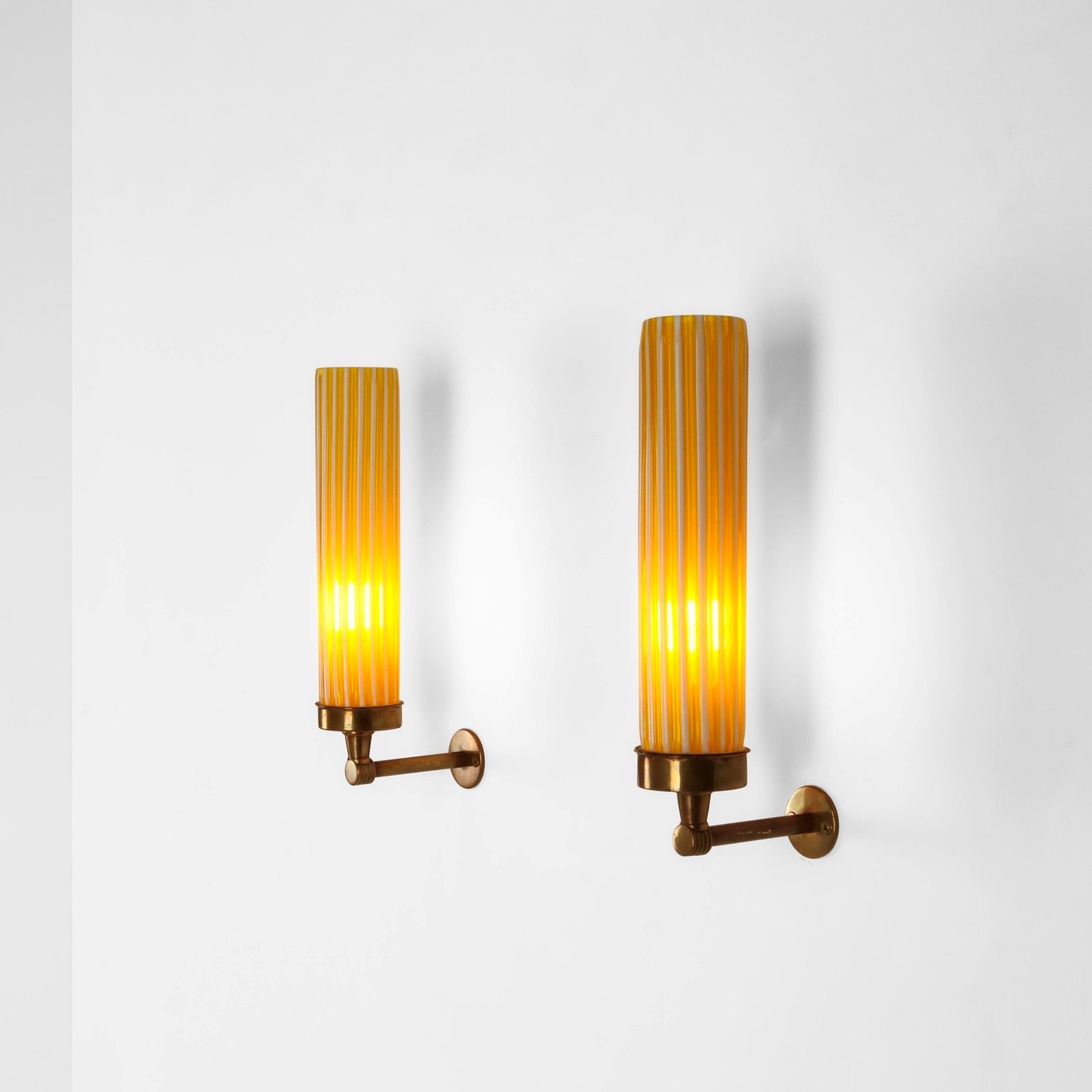 Venini - Due lampade da parete in ottone con diffusori in vetro colorato