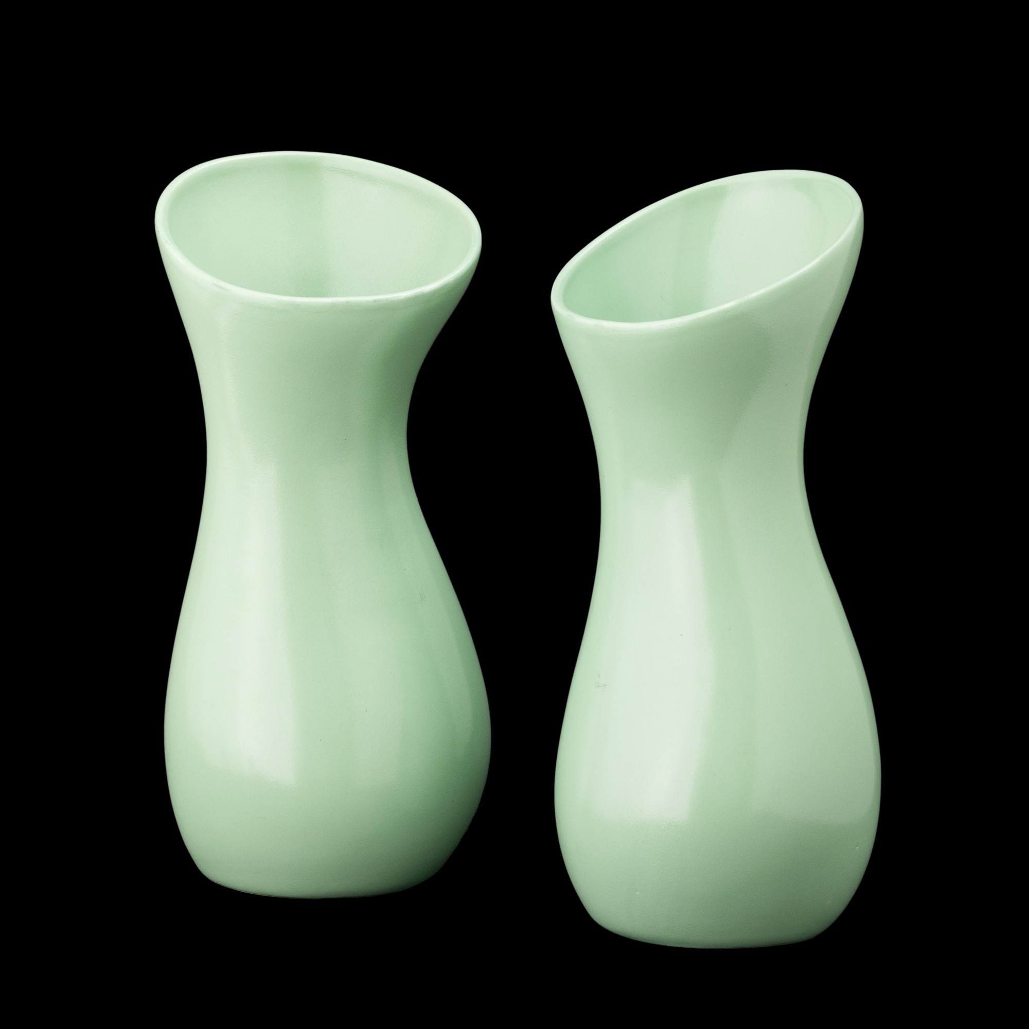 Antonia Campi - Coppia di vasi a clessidra asimmetrici in terraglia con smalto verdino (Laveno, 1...